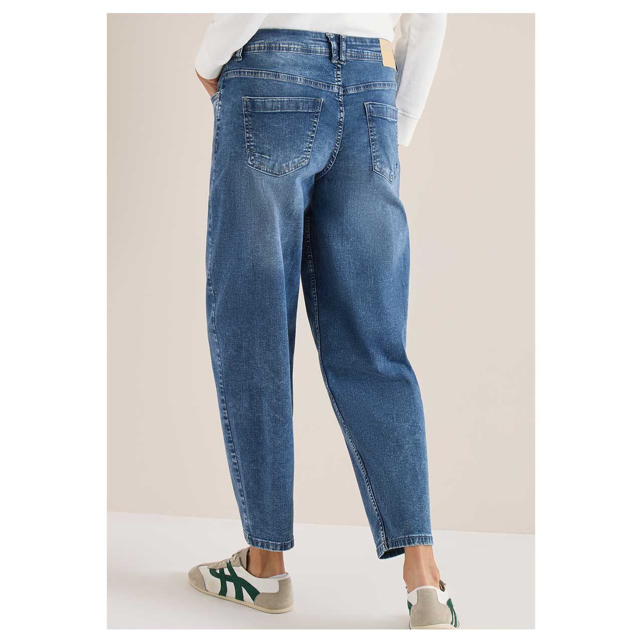 Damen Ankle Jeans Scarlett Barrel von Cecil in der Blau angewaschen, Rückansicht am Model