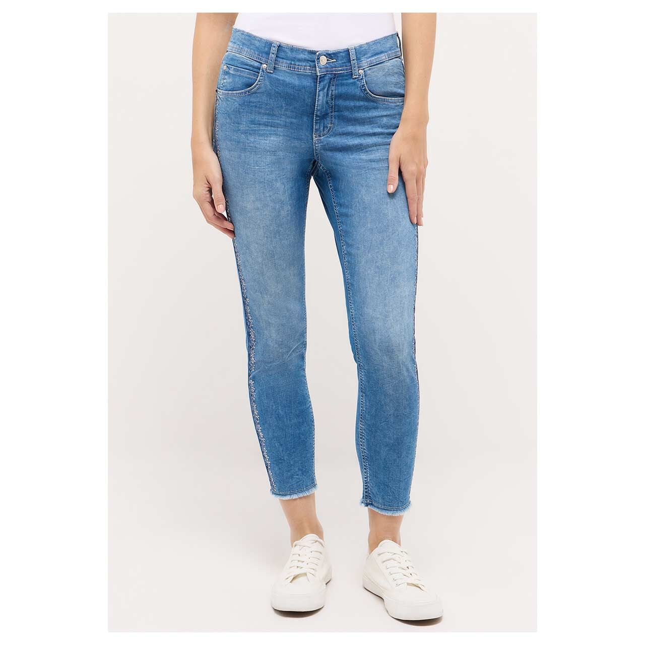 Damen 7/8 Jeans Ornella von Angels in Hellblau angewaschen mit Strass, Vorderansicht am Model