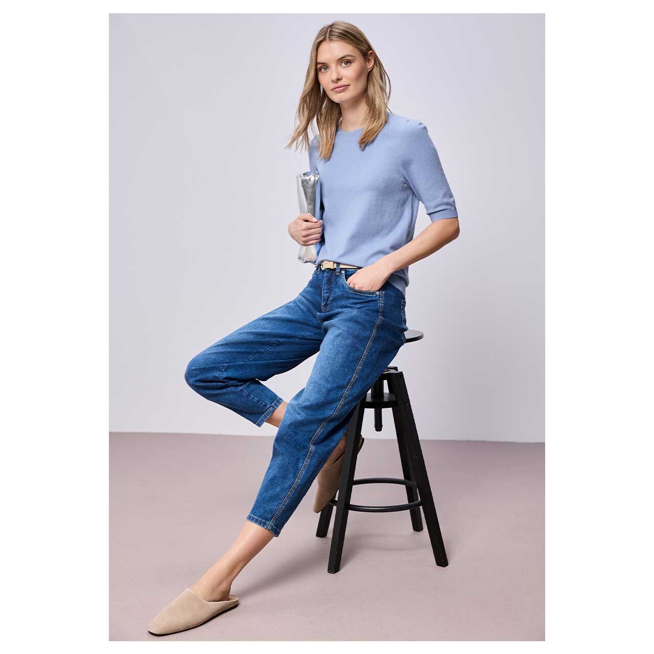 Damen Kurzarm Pullover Short Sleeve von Street One in Blau, Ganzkörperansicht am sitzenden Model