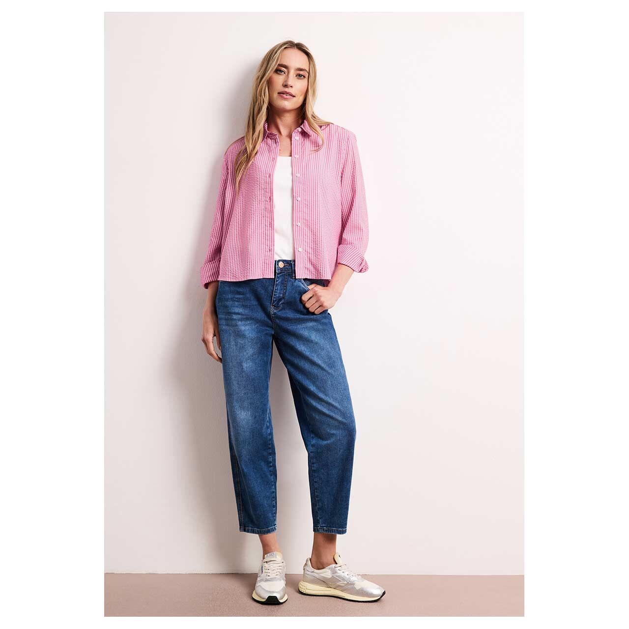 Damen Langarm Bluse Seersucker Striped Shirtcollar von Street One in Pink gestreift, Ganzkörperansicht mit offener Bluse am Model