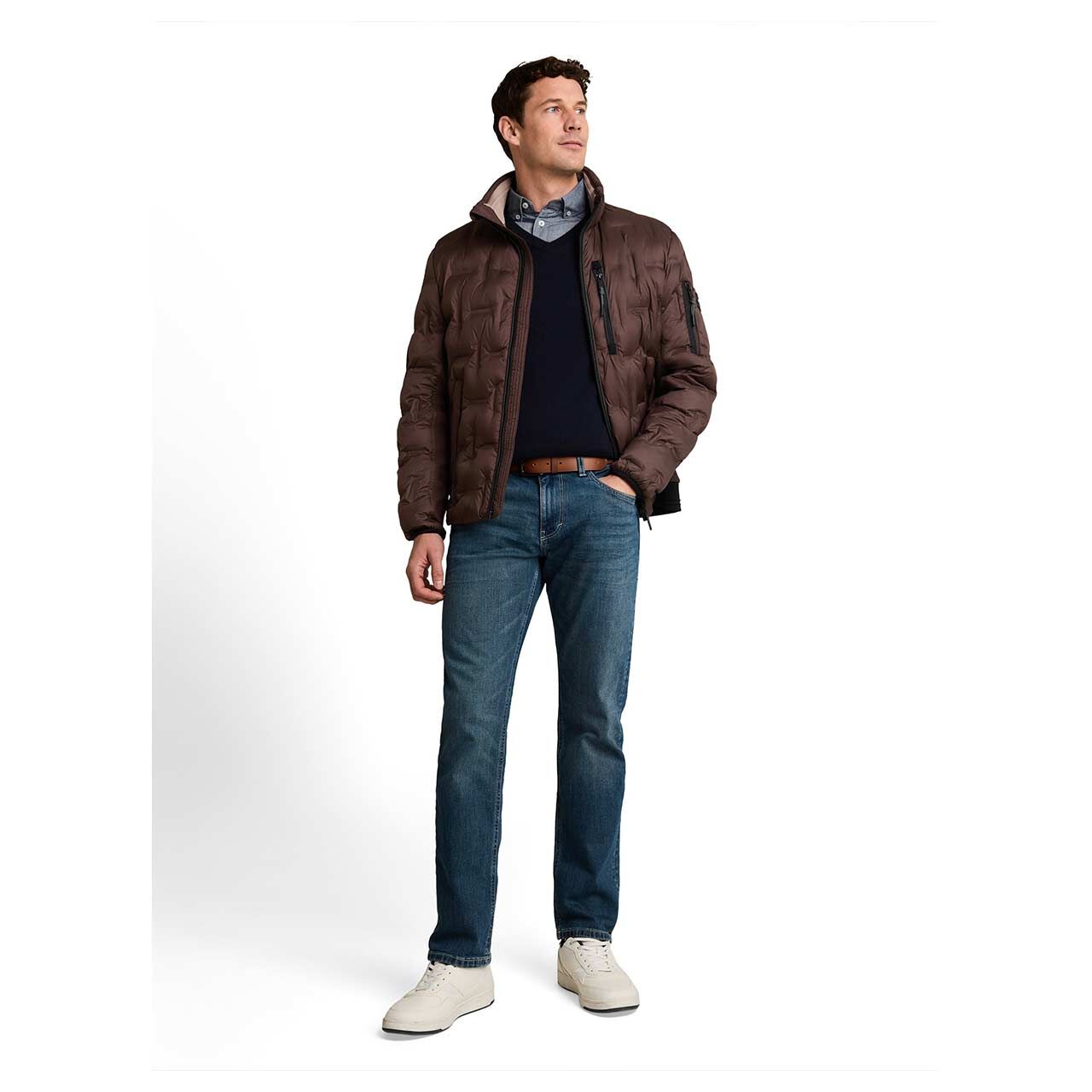 Herren Jacke Decorative Hybrid Jacket von Tom Tailor in Dunkelbraun, Ganzkörperansicht am Model