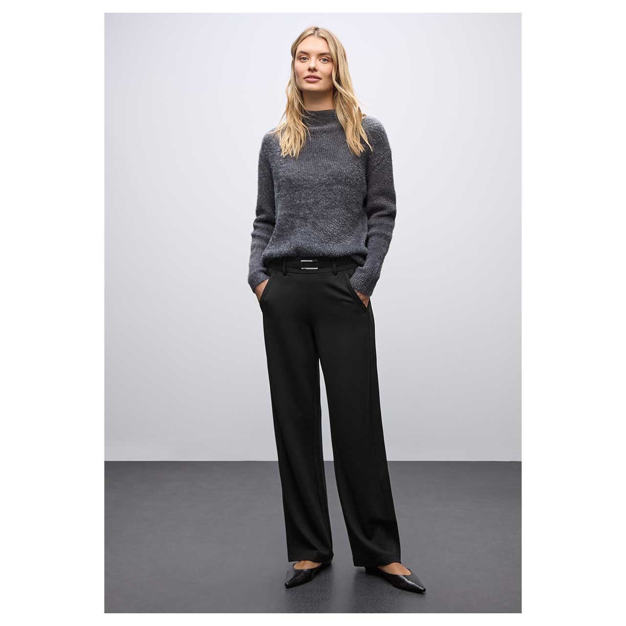 Stretch Damenhose Buckle Straight Leg von Street One in Schwarz, Ganzkörperansicht am Model