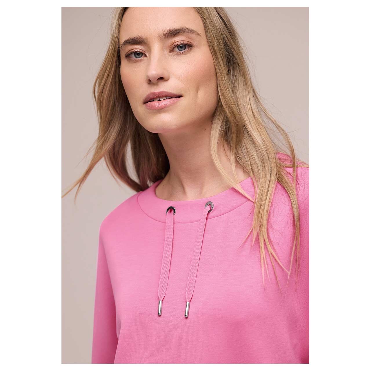 Damen T-Shirt Silk Look von Street One in Pink, detaillierte Vorderansicht am Model