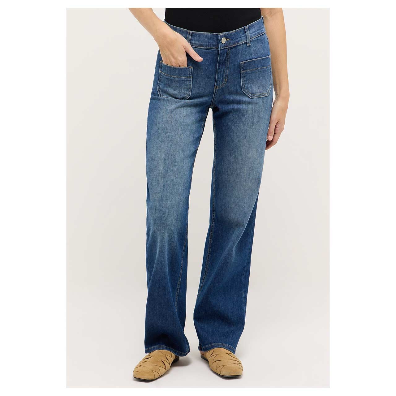 Stretch Damenjeans Liz Smart von Angels in Blau angewaschen, Vorderansicht am Model