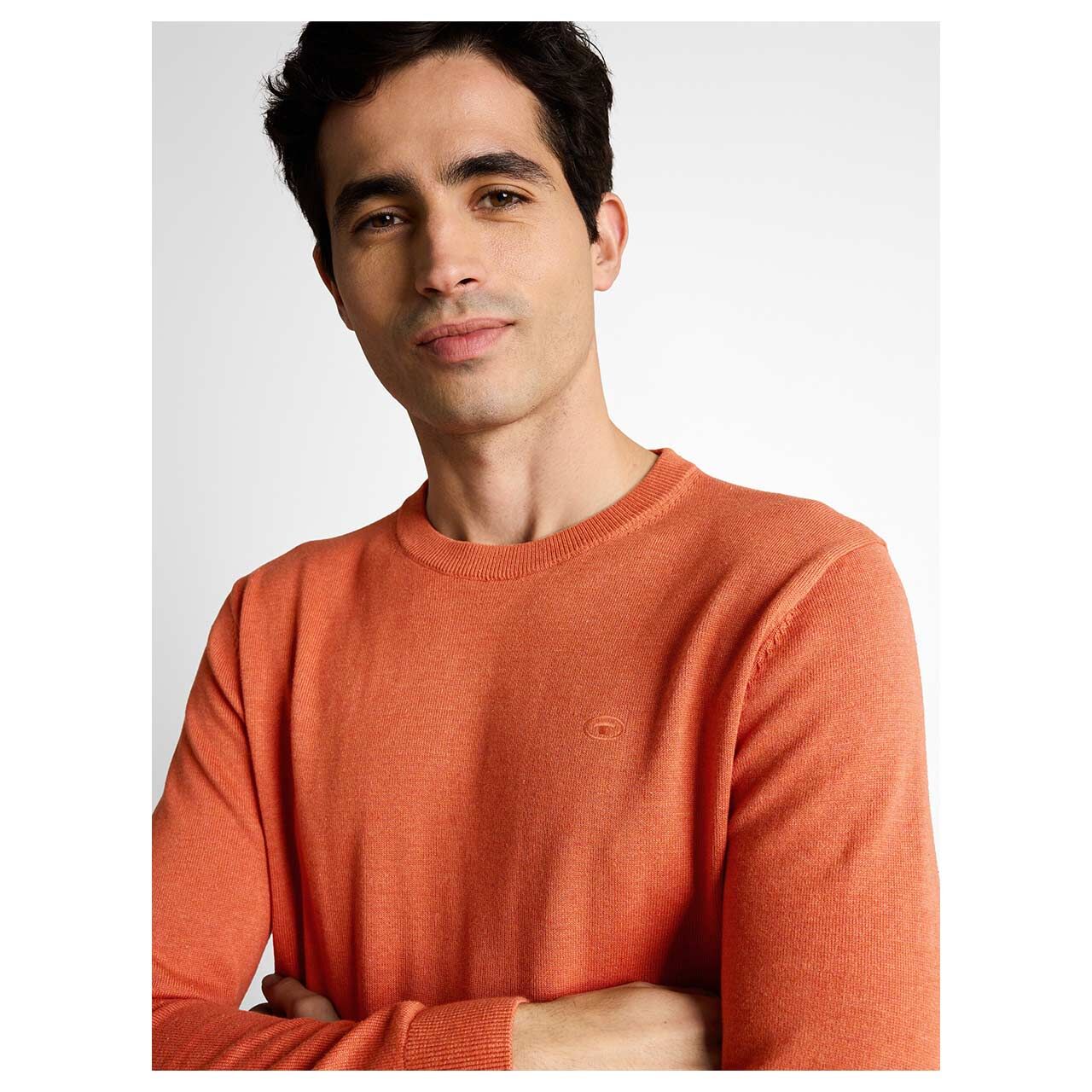Herren Pullover Basic Crewneck Knit von Tom Tailor in Orange meliert, Detailansicht vorne am Model