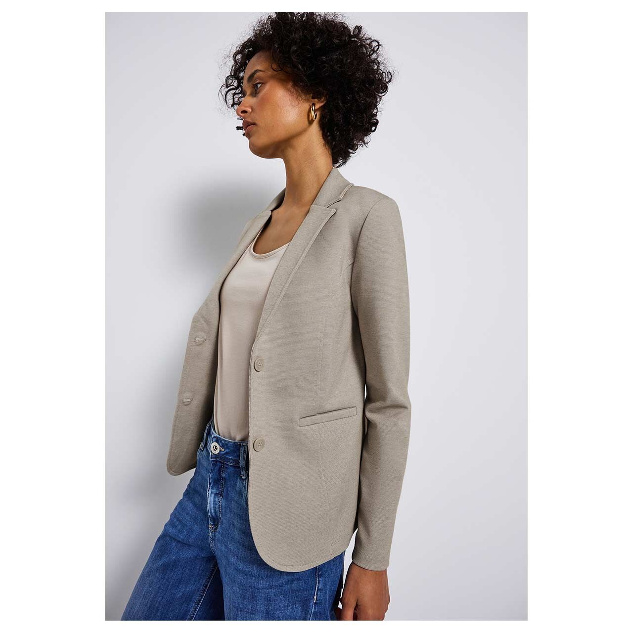 Damen Blazer Basic von Street One in Beige meliert, Seitenansicht am Model