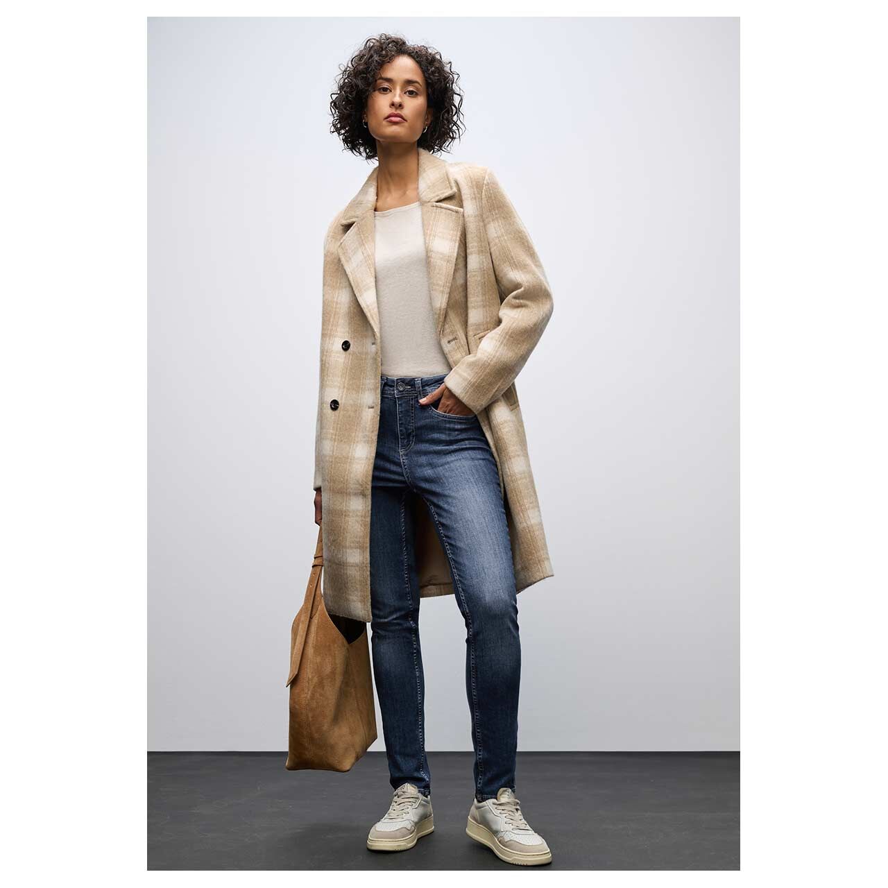 Damenjeans York von Street One in Dunkelblau angewaschen, Ganzkörperansicht am Model