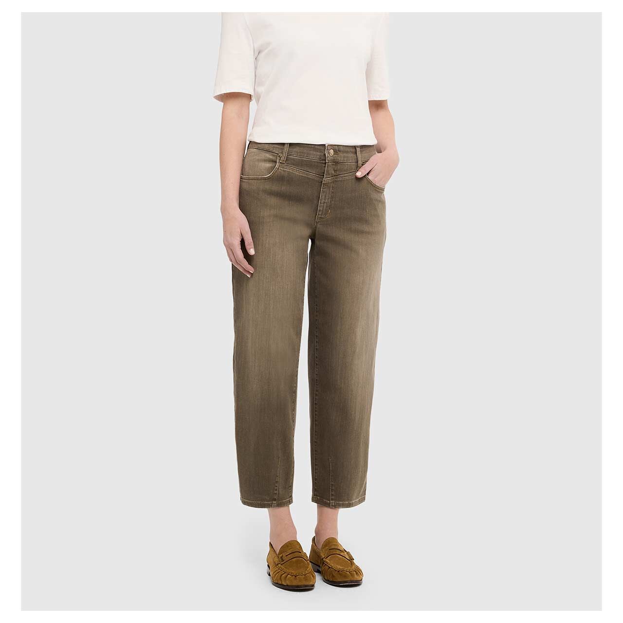 Damen 7/8 Jeans Bobbie von MAC in Dunkelbraun verwaschen, seitliche Vorderansicht am Model