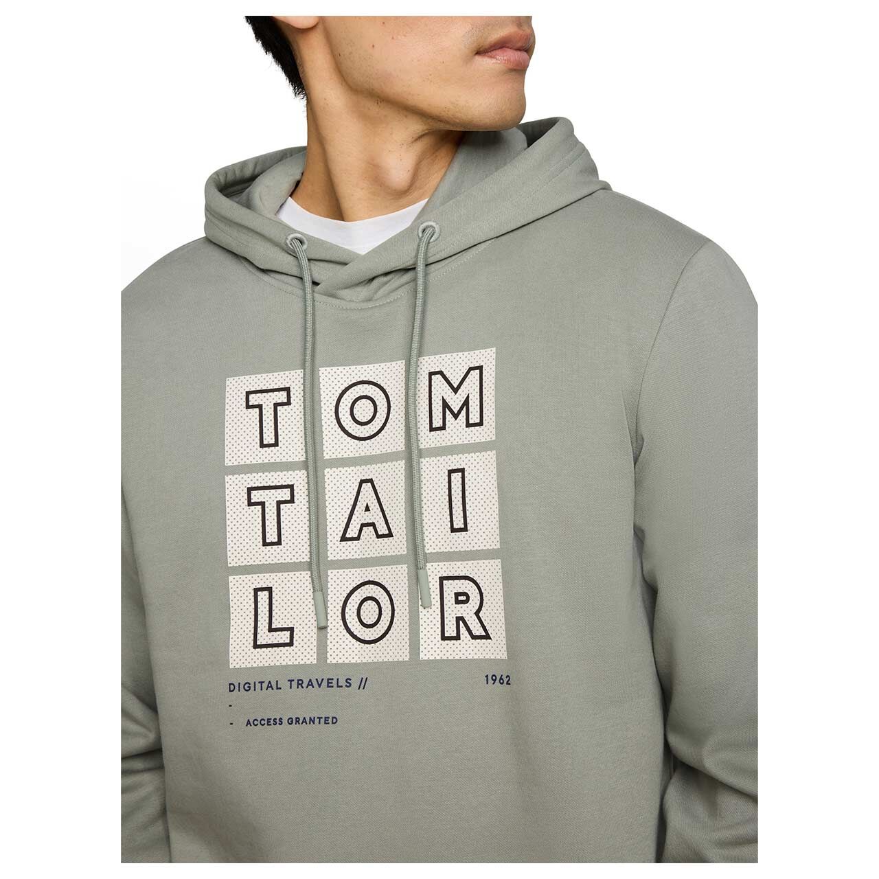 Herren Hoodie Sweatshirt von Tom Tailor in Mintgrün mit Print, Detailansicht Oberkörper am Model