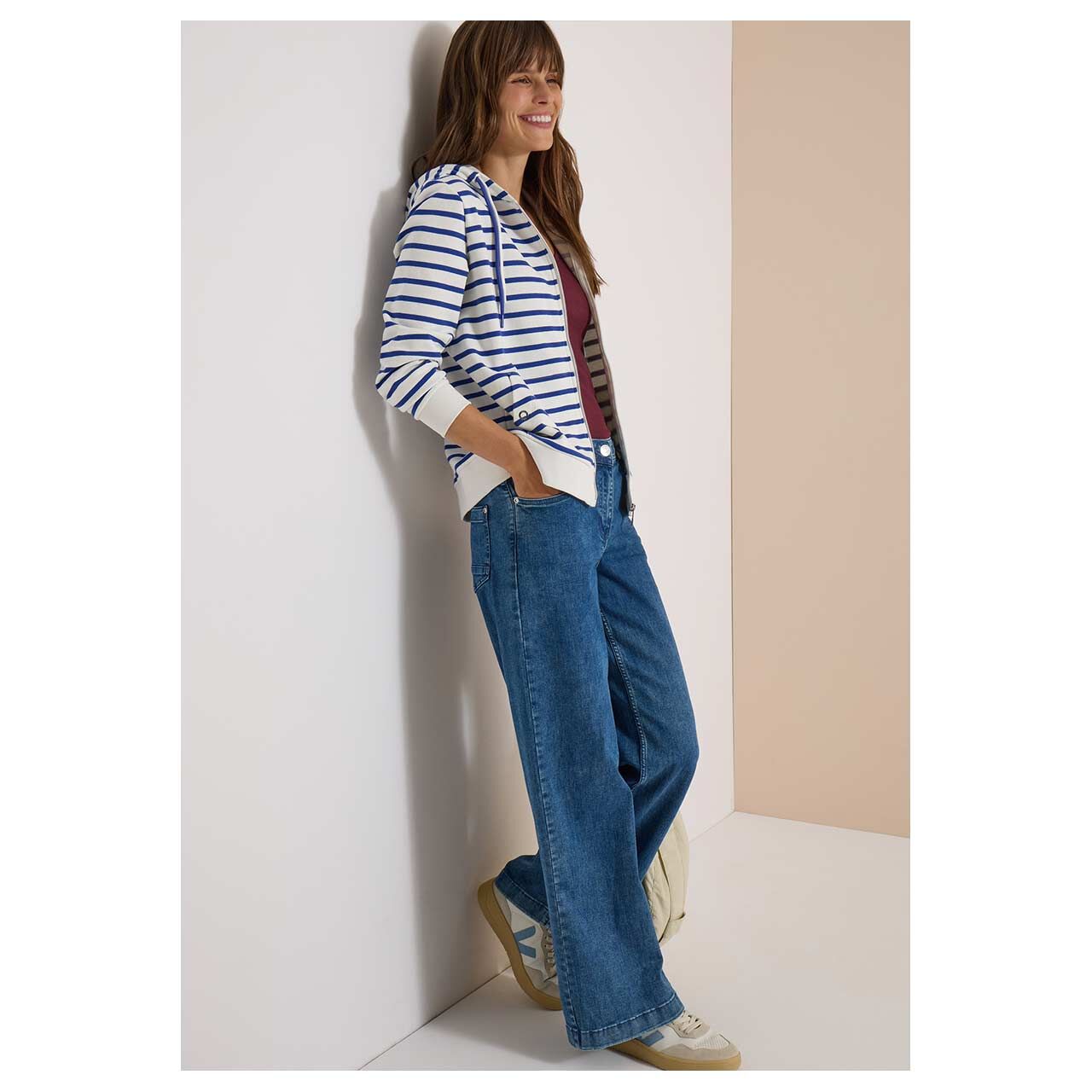 Damen Hoodie Shirtjacke Striped von Cecil in Blau gestreift, Ganzkörperansicht am Model