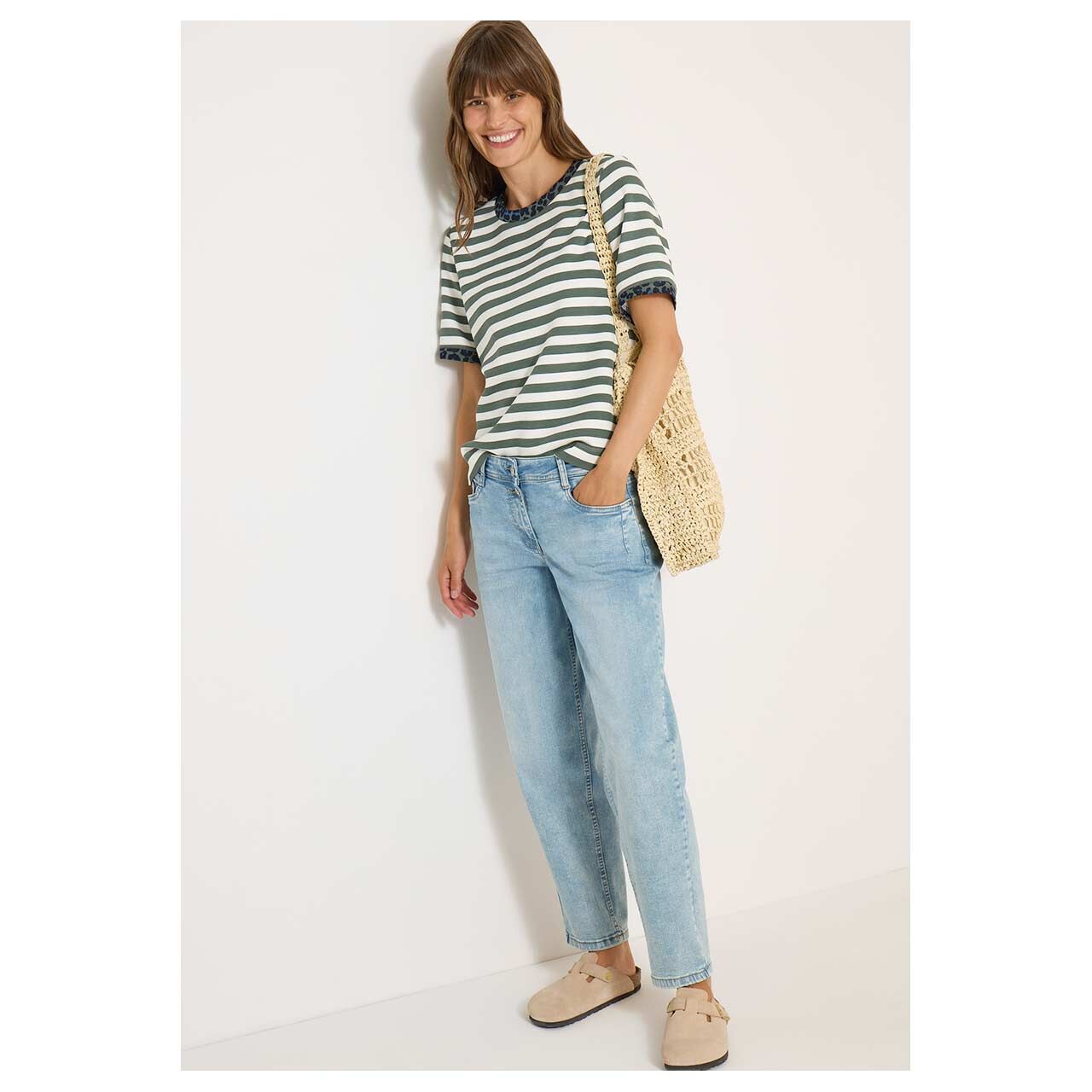 Damen T-Shirt Striped Soft Modal von Cecil in Olivgrün gestreift, Ganzkörperansicht am Model