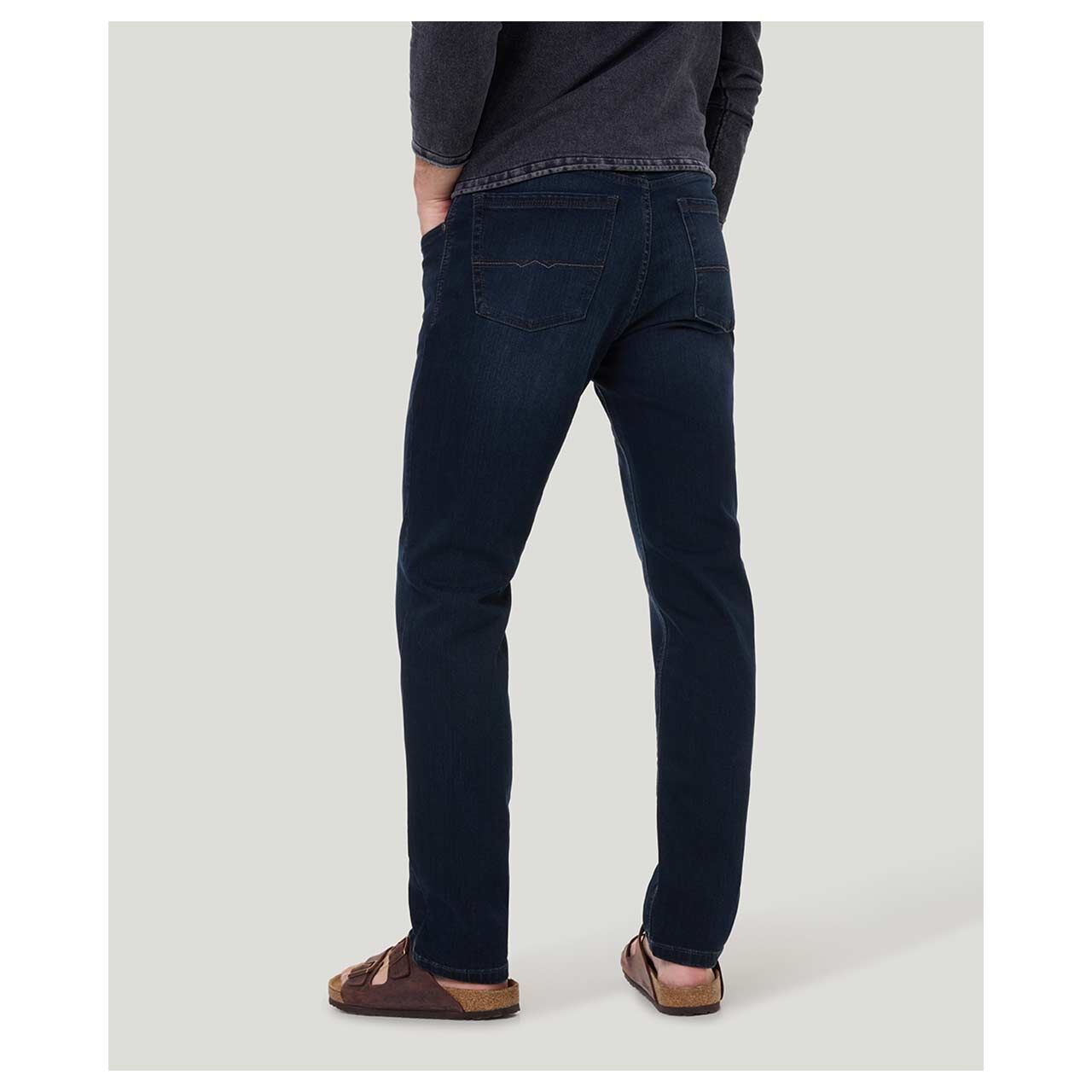 Stretch Herrenjeans Rando in Dunkelblau angewaschen von Pioneer, Rückansicht am Model