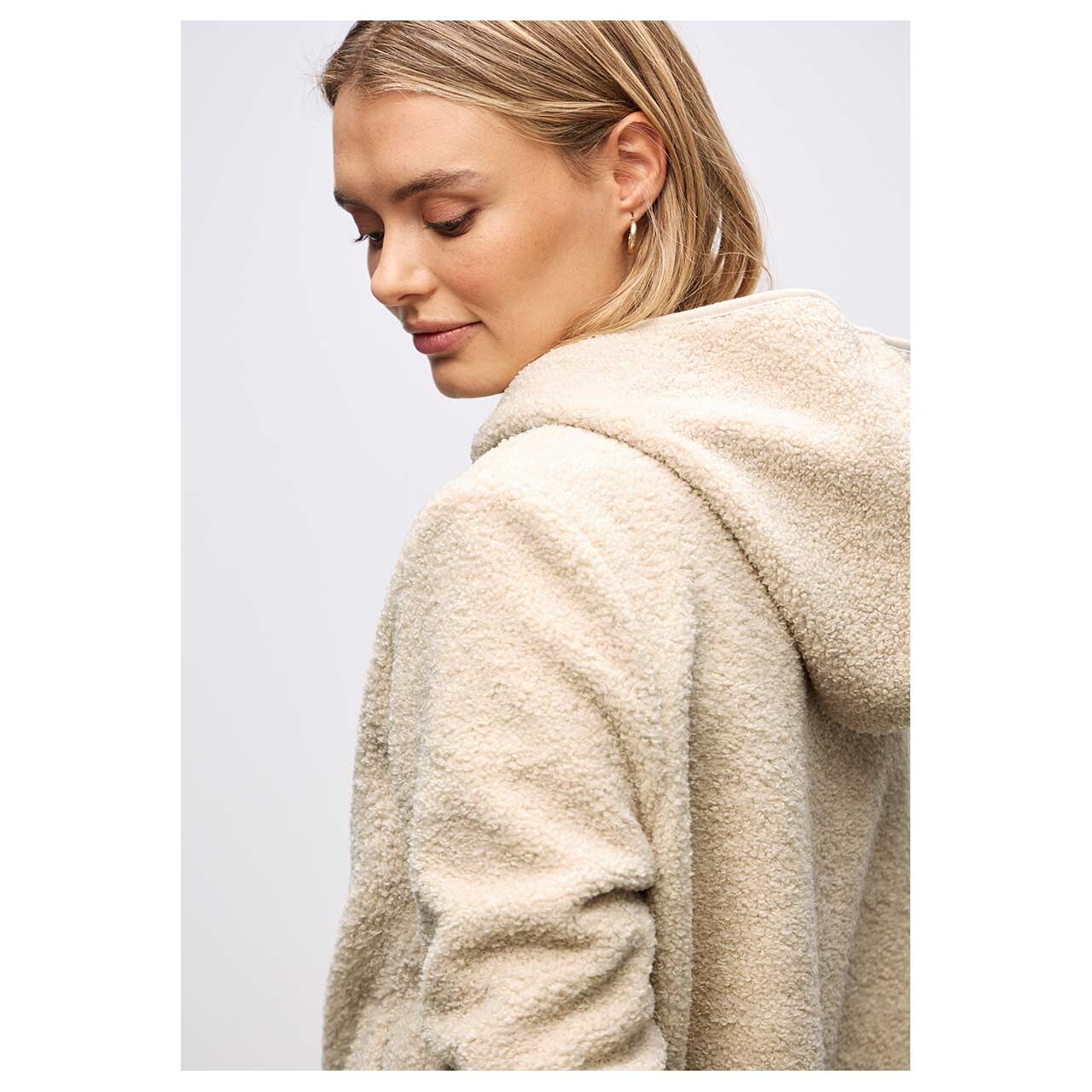 Damen Teddyjacke Hood Jacket von Street One in Hellbeige, Seitenansicht am Model