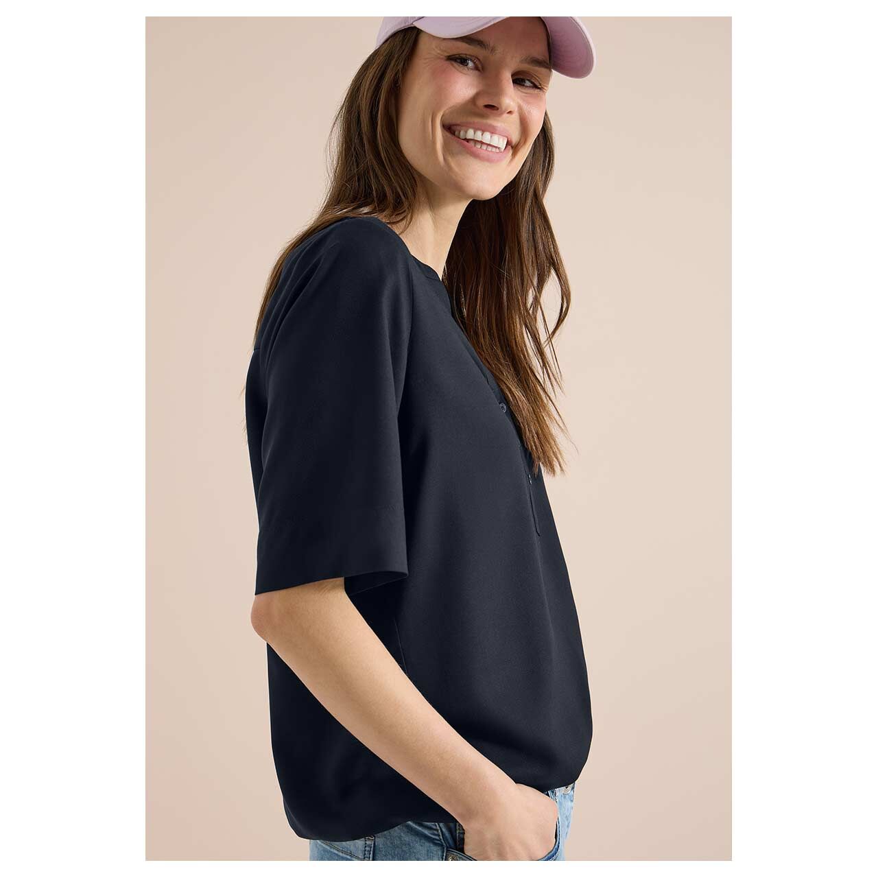 Damen Kurzarm Bluse Solid Splitneck von Cecil in Dunkelblau, Seitenansicht am Model