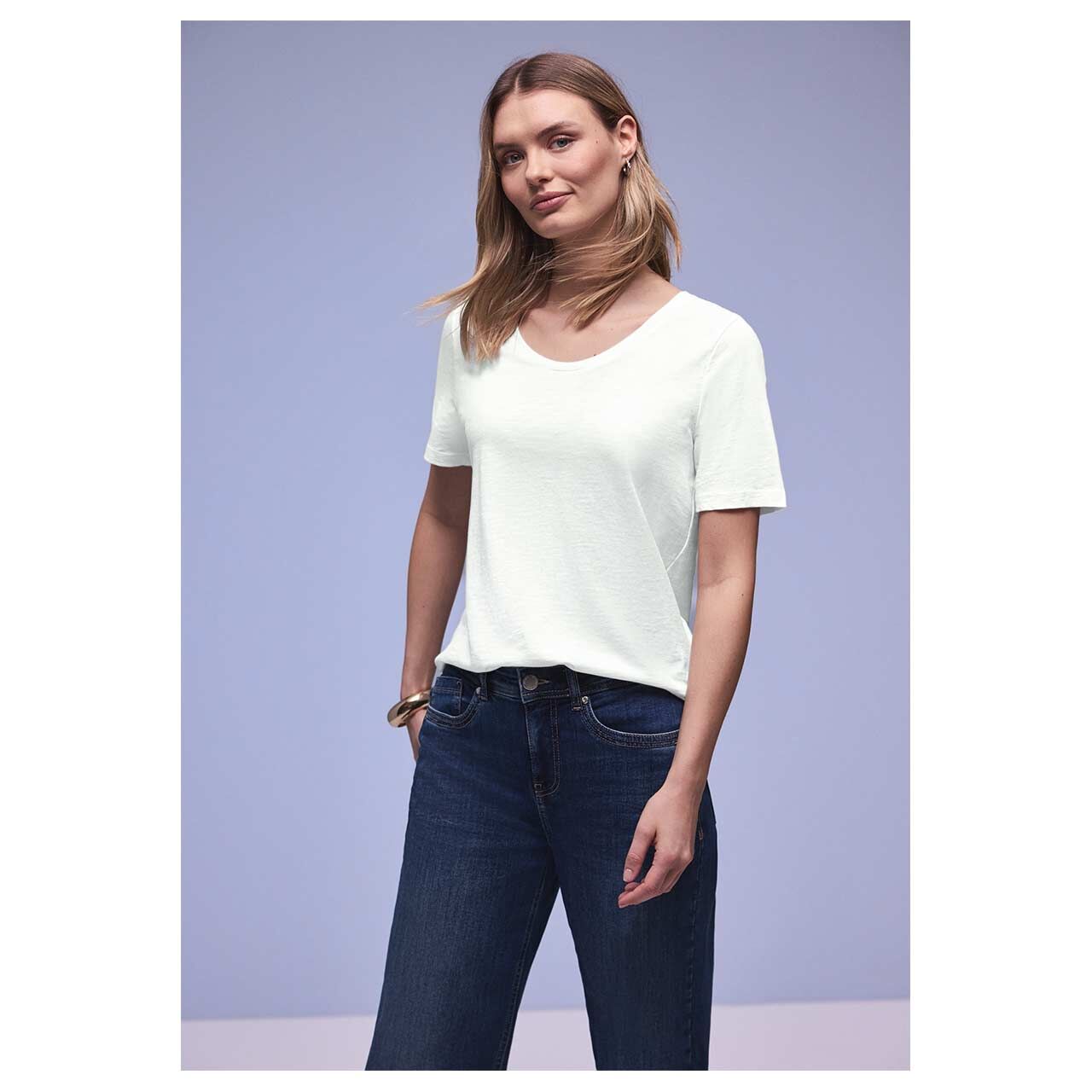 Damen T-Shirt Gerda von Street One in Cremeweiß, detaillierte Vorderansicht am Model