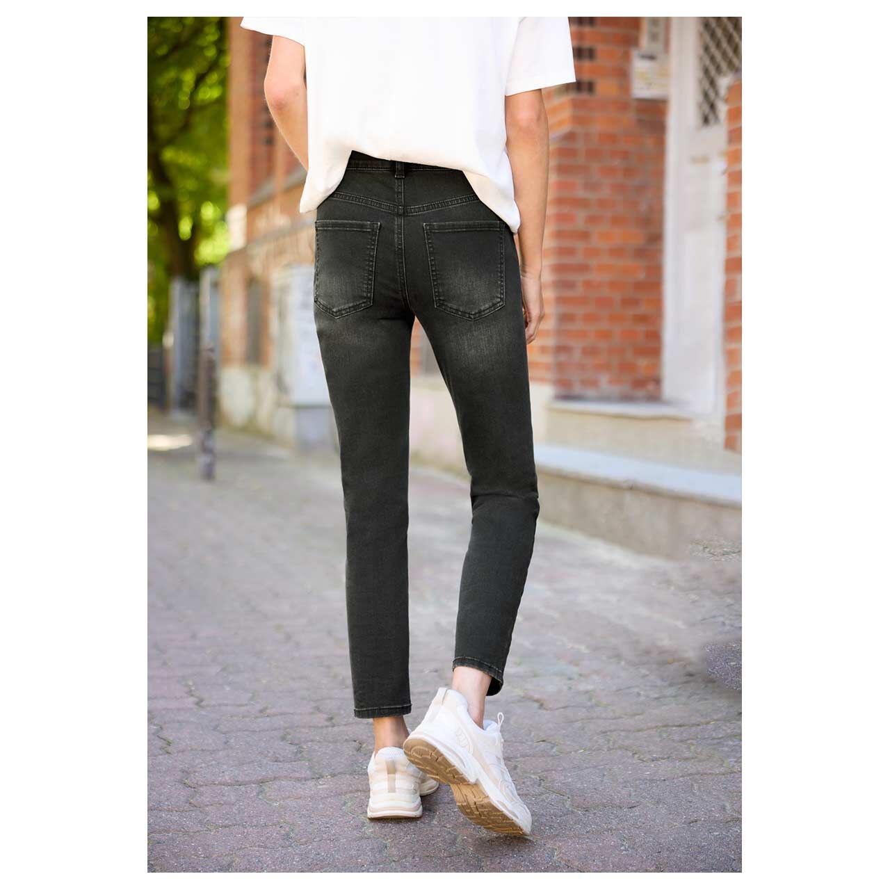 Damen Ankle Jeans Kim von Street One Studio in Schwarz verwaschen, Rückansicht am Model