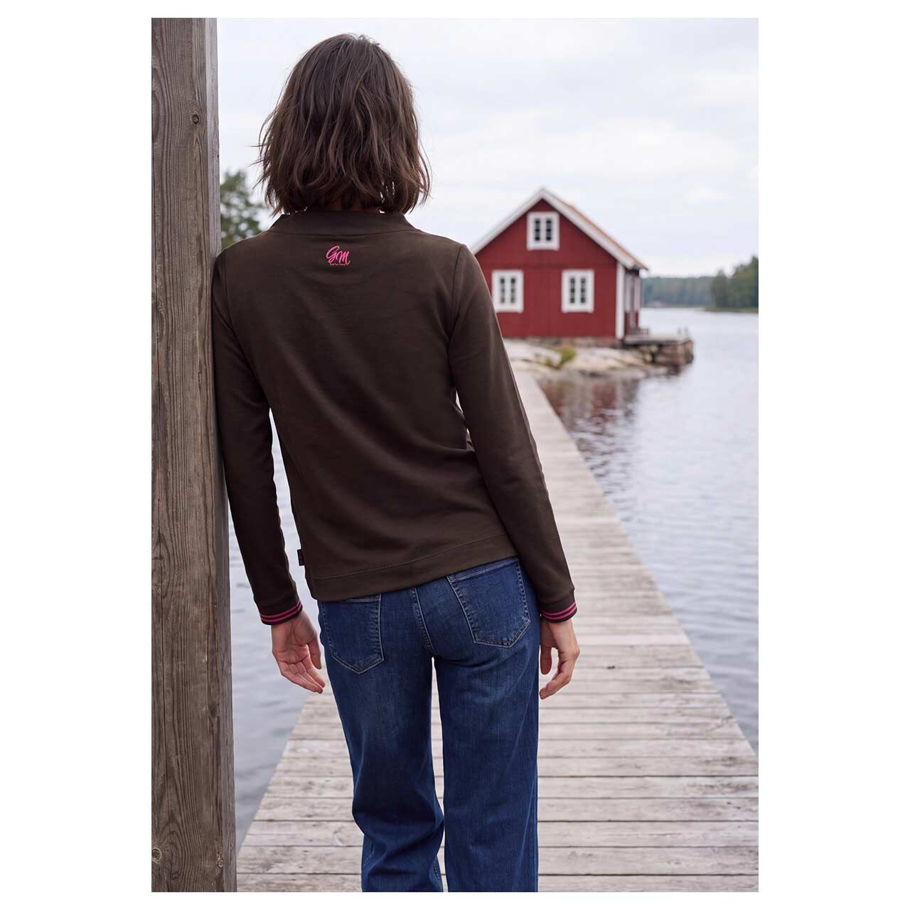 Cecil Damen Langarm Shirt Funnel Neck in Dunkelbraun mit Print, Rückansicht am Model