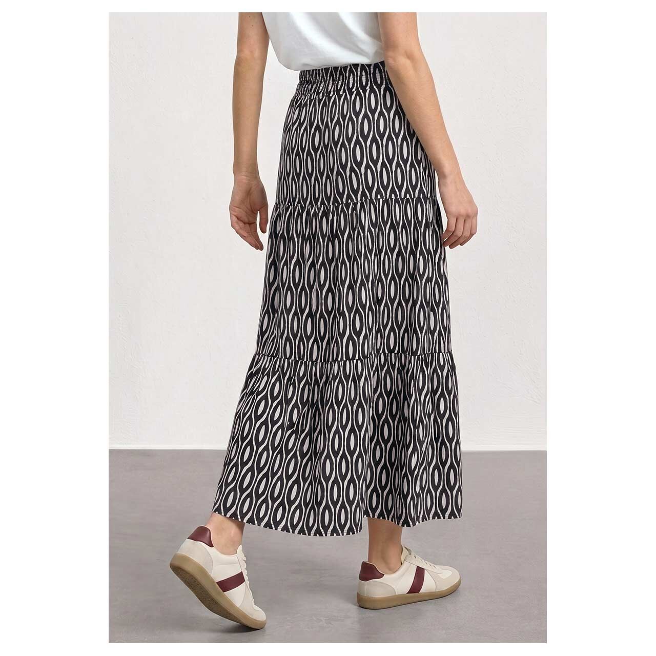 Damen Rock Maxi Volant von Street One in Schwarz mit Print, Rückansicht am Model