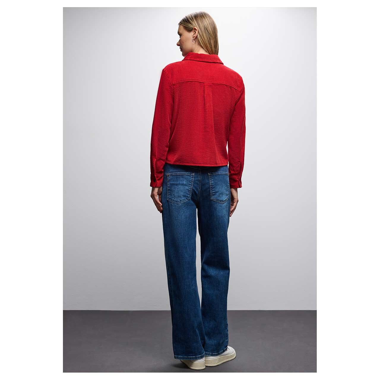 Damen Langarm Cord Bluse Corduroy Shirtcollar von Street One in Rot, Ganzkörperansicht hinten am Model