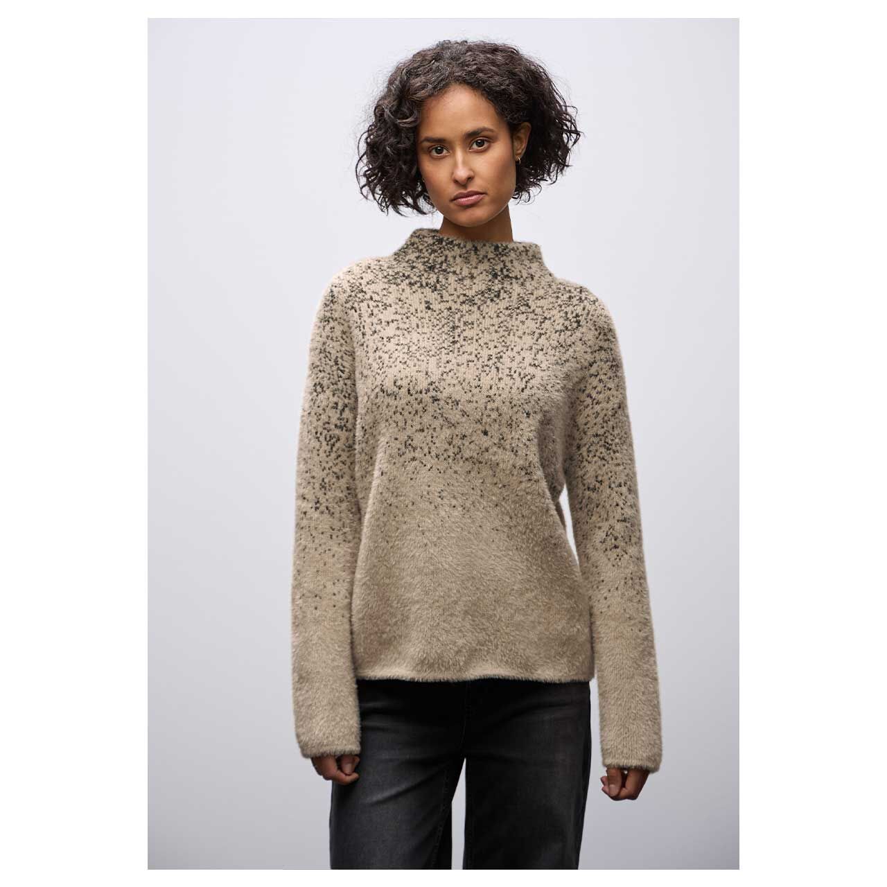 Damen Pullover Feather Yarn Jacquard von Street One in Beige mit Print, Vorderansicht am Model