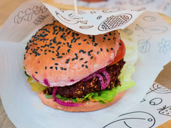 Ein Veganer Burger auf einem Teller.