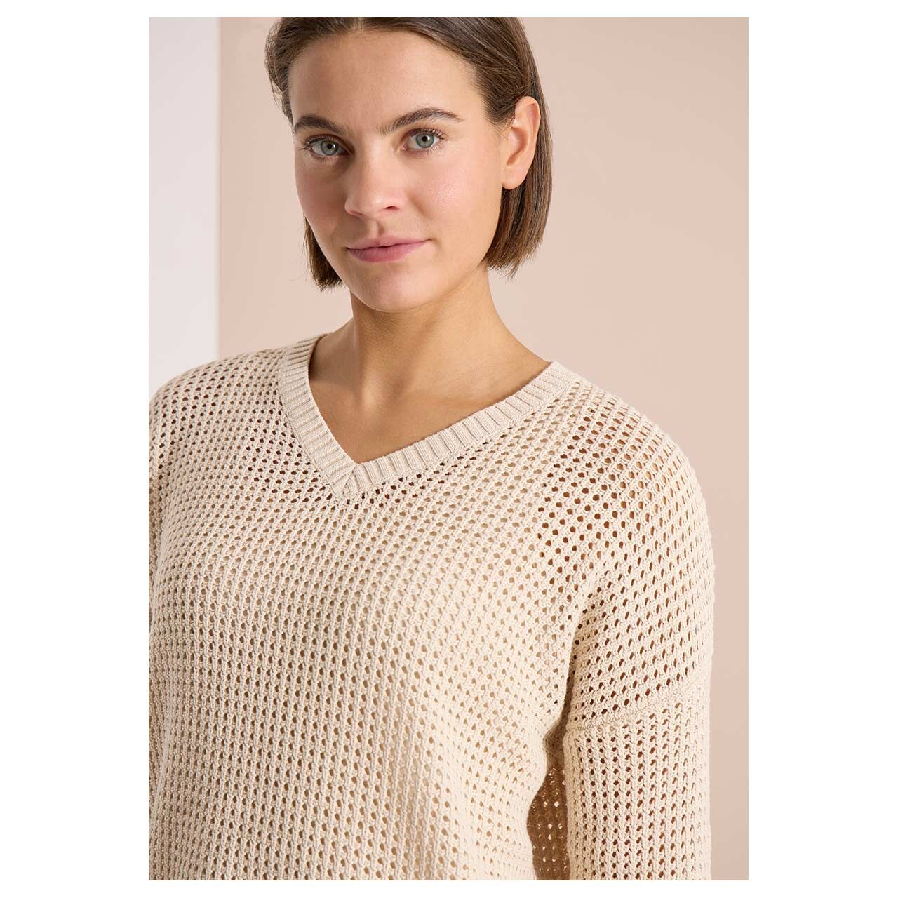 Damen 3/4 Arm Pullover Crochet V-Neck von Cecil in Beige, detaillierte Vorderansicht am Model