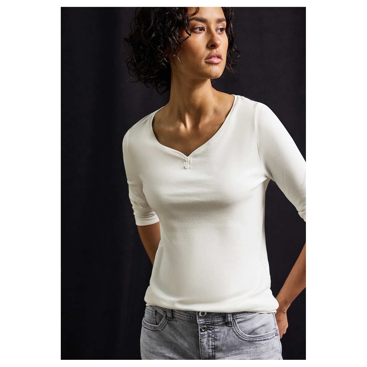 Damen 3/4 Arm Shirt Basic Buttons von Street One in Cremeweiß mit der Farbnummer 10108, Detailansicht Oberkörper