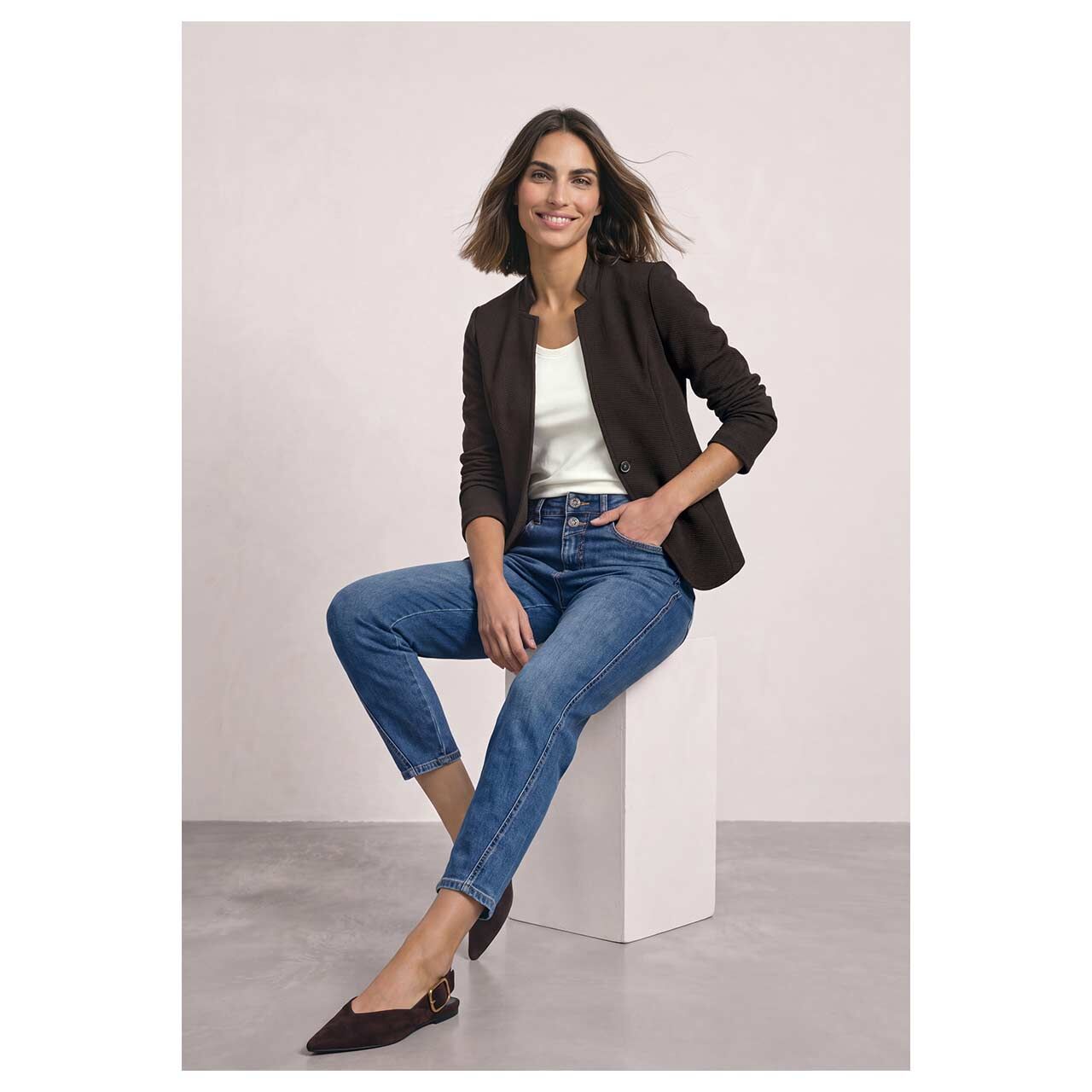 Street One Damen Blazer Structured Jersey in Dunkelbraun, Ganzkörperansicht Model von der Seite