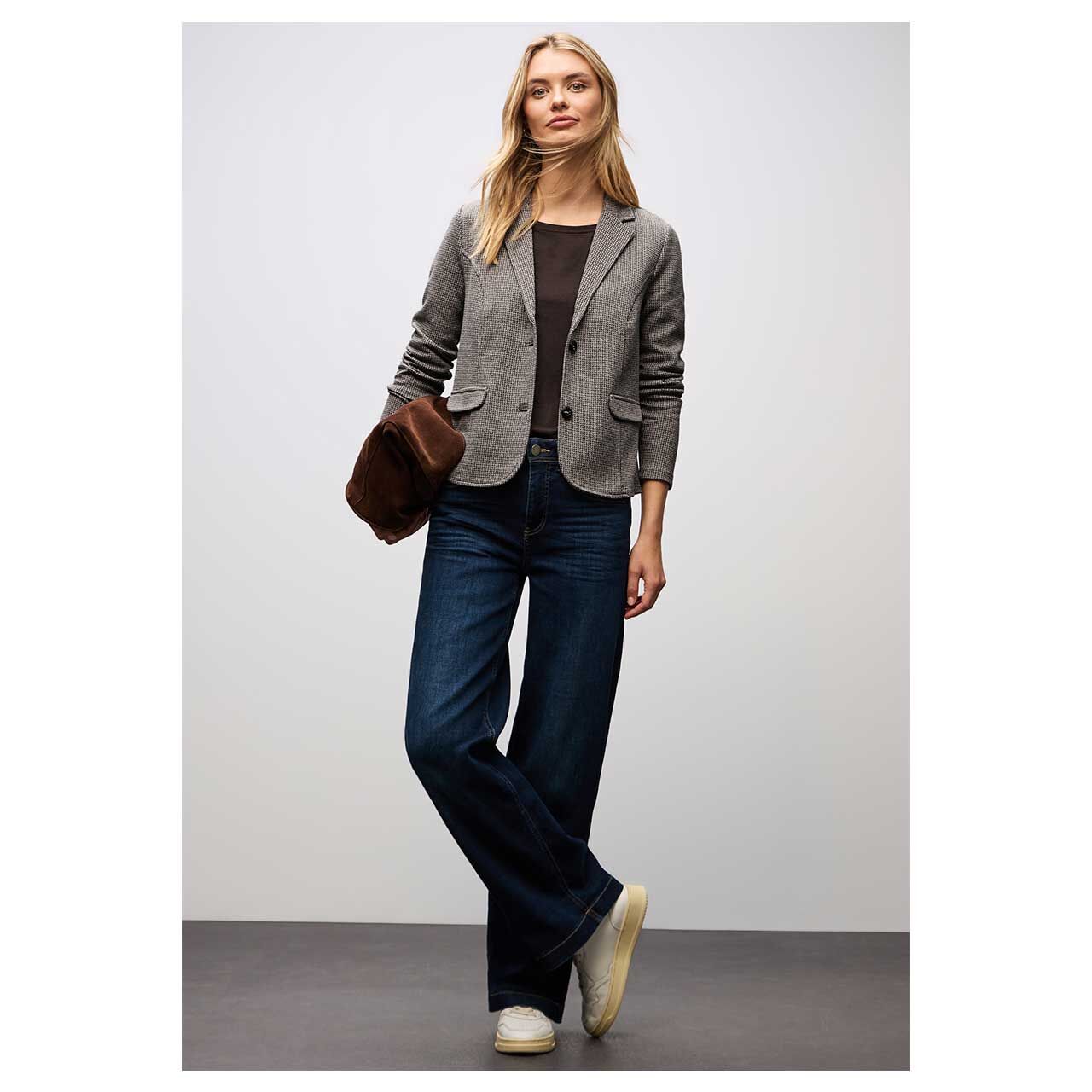 Damen Blazer Basic von Street One in Dunkelbraun mit Print, Ganzkörperansicht am Model