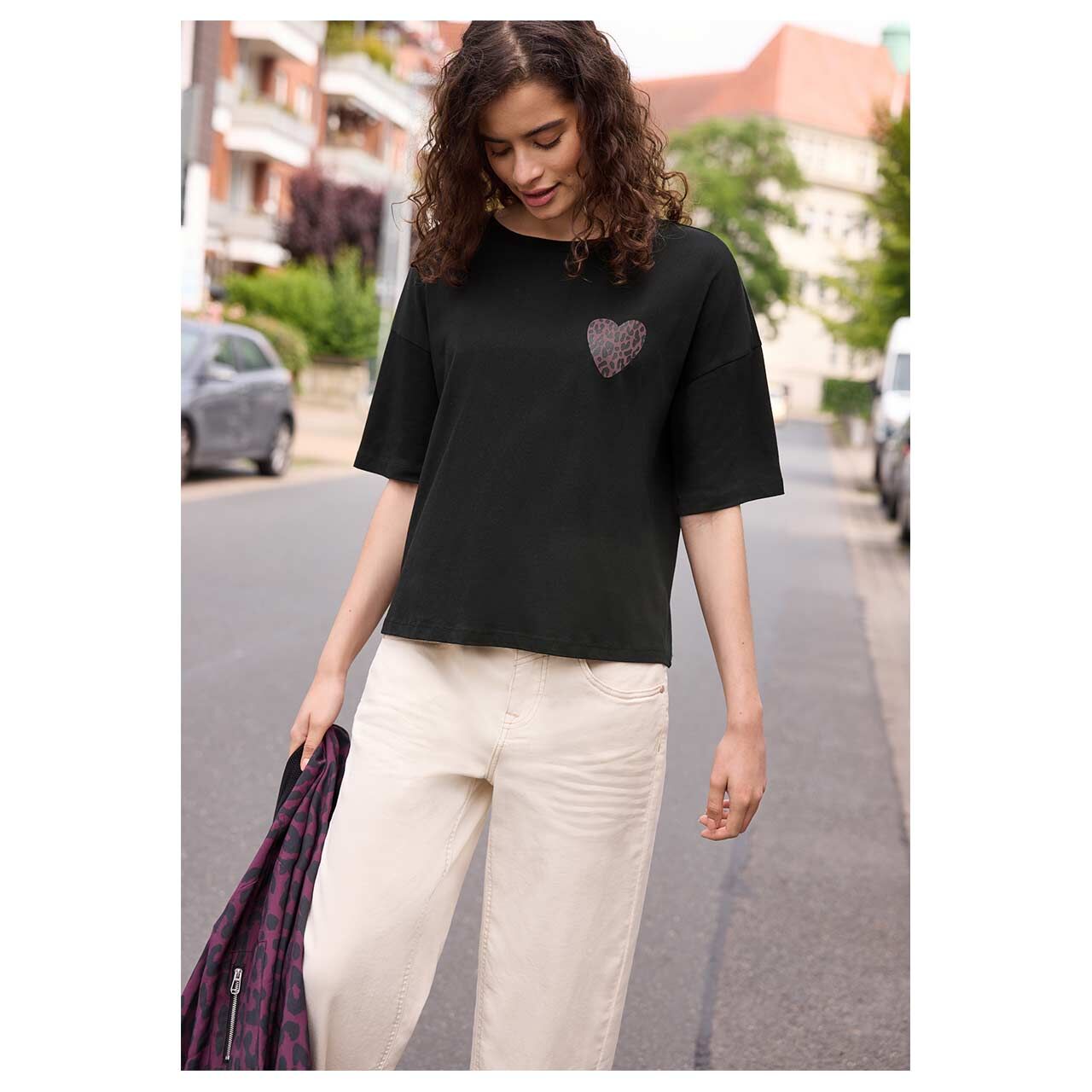 Damen T-Shirt Printed Leo Heart von Street One Studio in Schwarz mit Print, Vorderansicht am Model