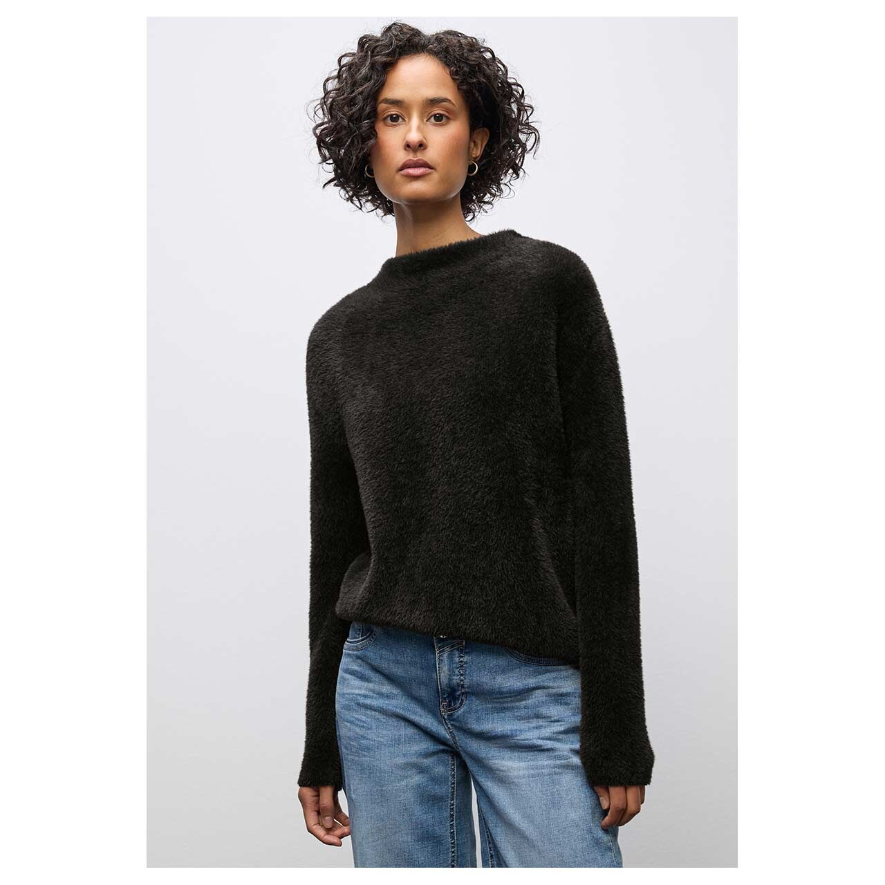 Damen Pullover Fluffy Turtle Neck Sweater von Street One in Dunkelbraun, Vorderansicht am Model