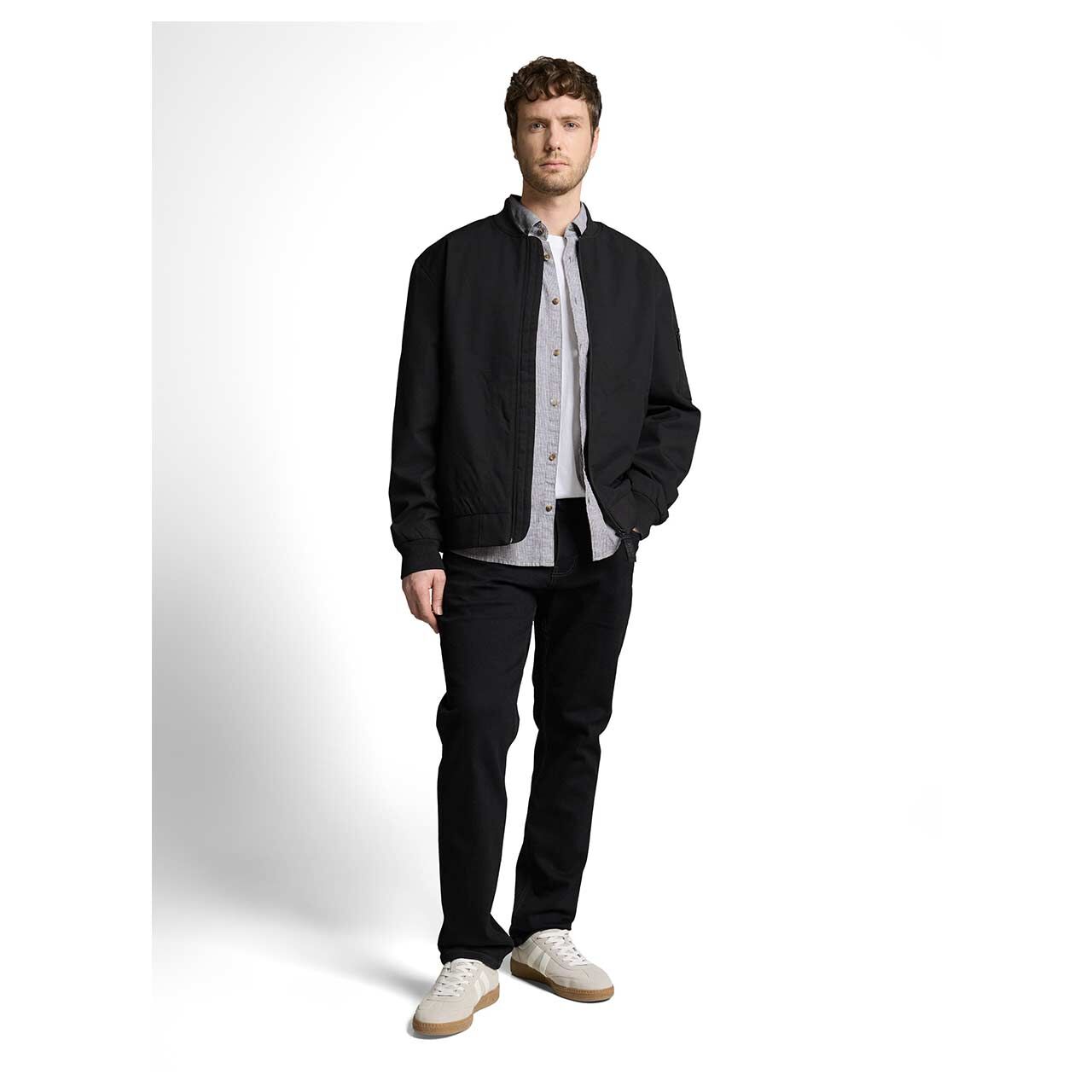 Herren Leinen Langarm Hemd von Tom Tailor in Grün-Grau gestreift, Ganzkörperansicht am Model