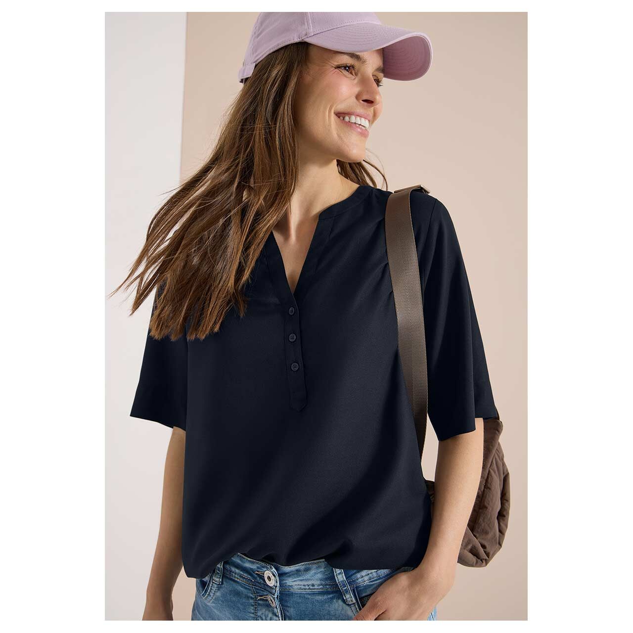 Damen Kurzarm Bluse Solid Splitneck von Cecil in Dunkelblau, Vorderansicht am Model