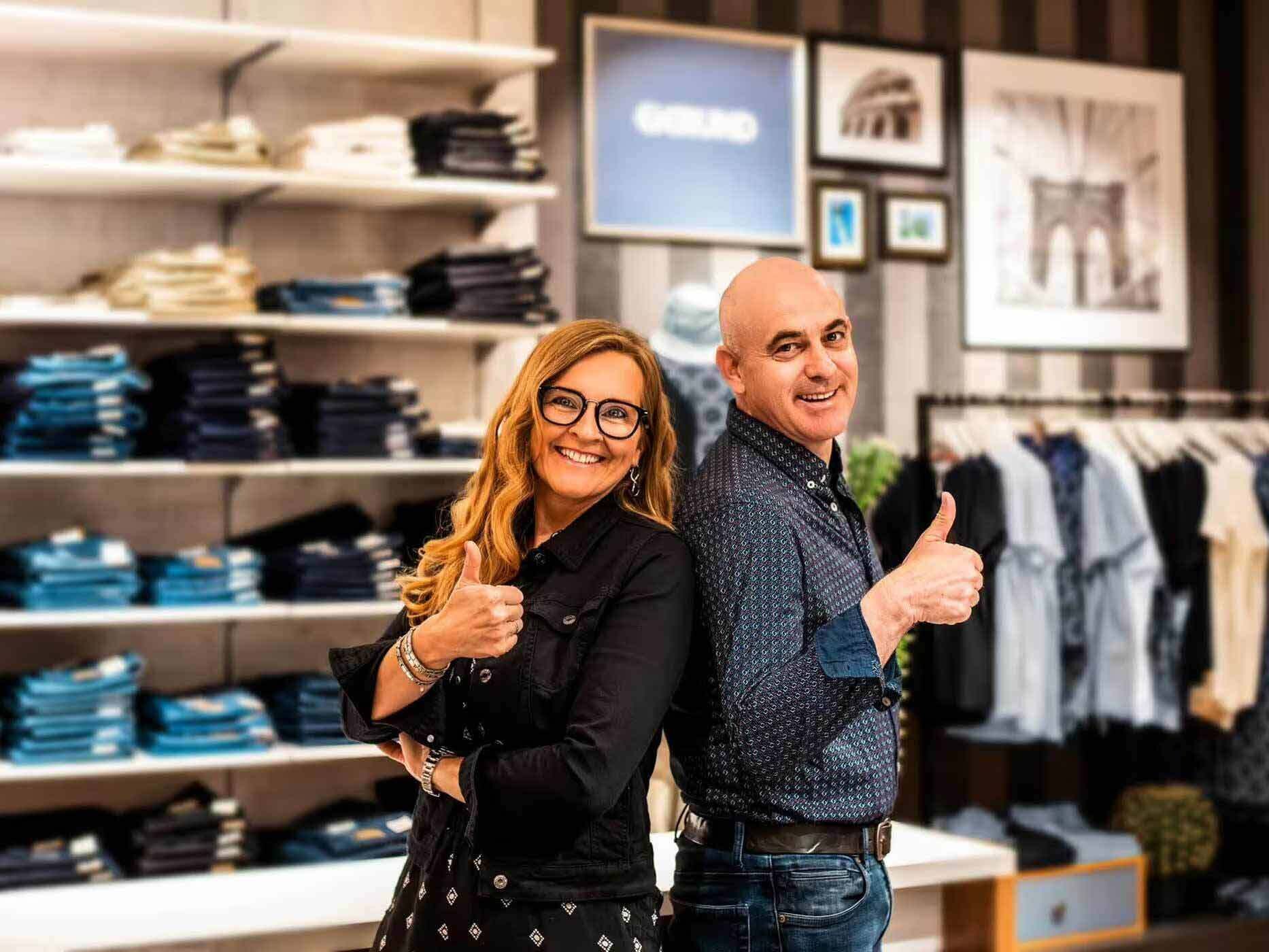 Petra und Tobias Eierund stehen R&uuml;cken an R&uuml;cken und l&auml;cheln in die Kamera, sie zeigen beide einen Daumen hoch.