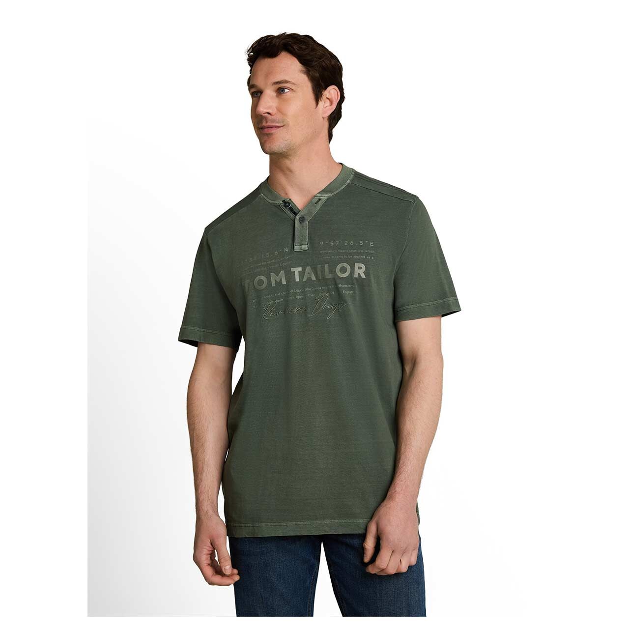 Herren T-Shirt Henley von Tom Tailor in Dunkelgrün mit Print, Vorderansicht am Model