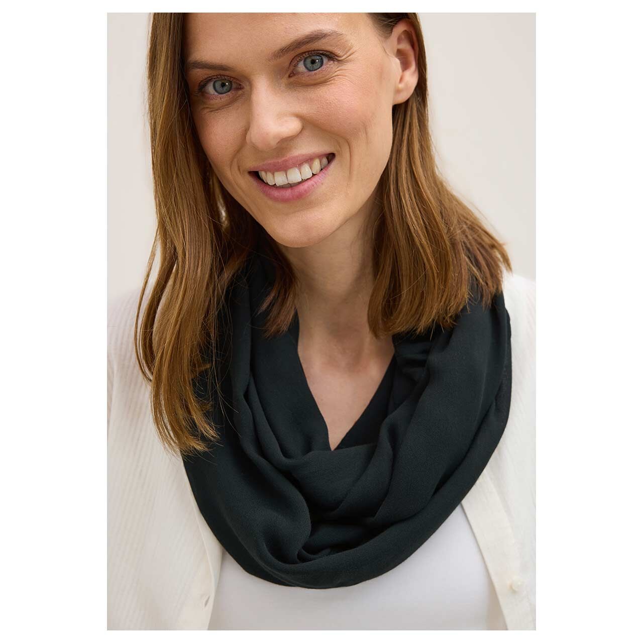 Damen Tuch Solid Loop von Cecil in Dunkelgrün, Detailansicht am Model