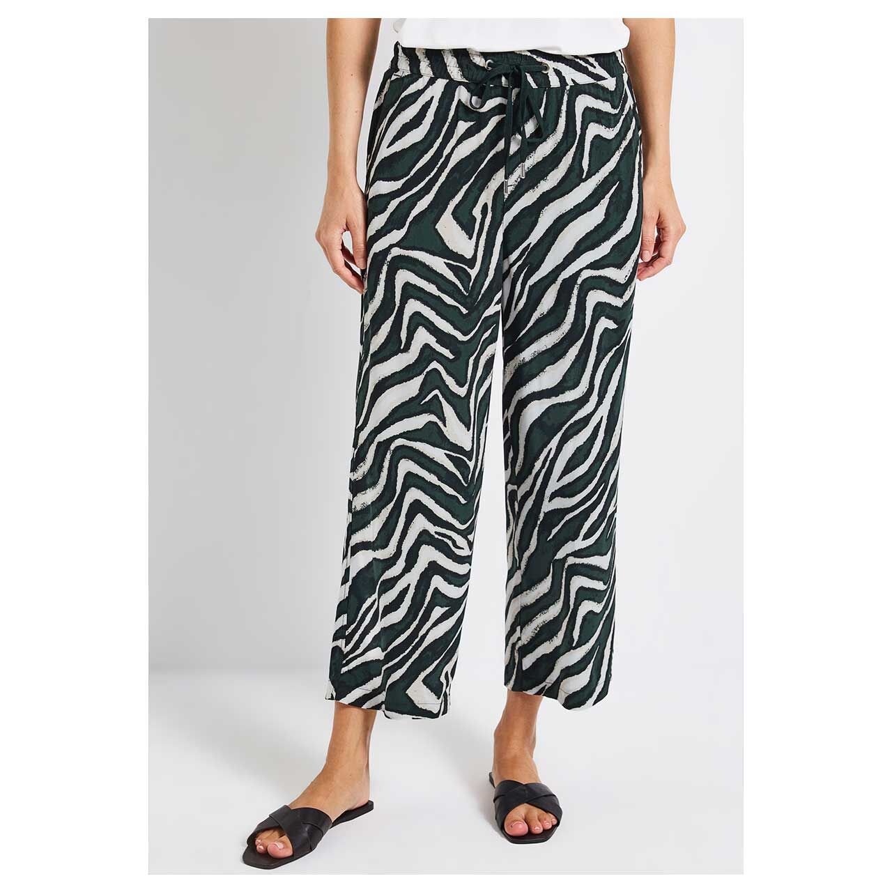 Damen Hose Emee Wide Leg 7/8 von Street One in Dunklegrün mit Print, Vorderansicht am Modell