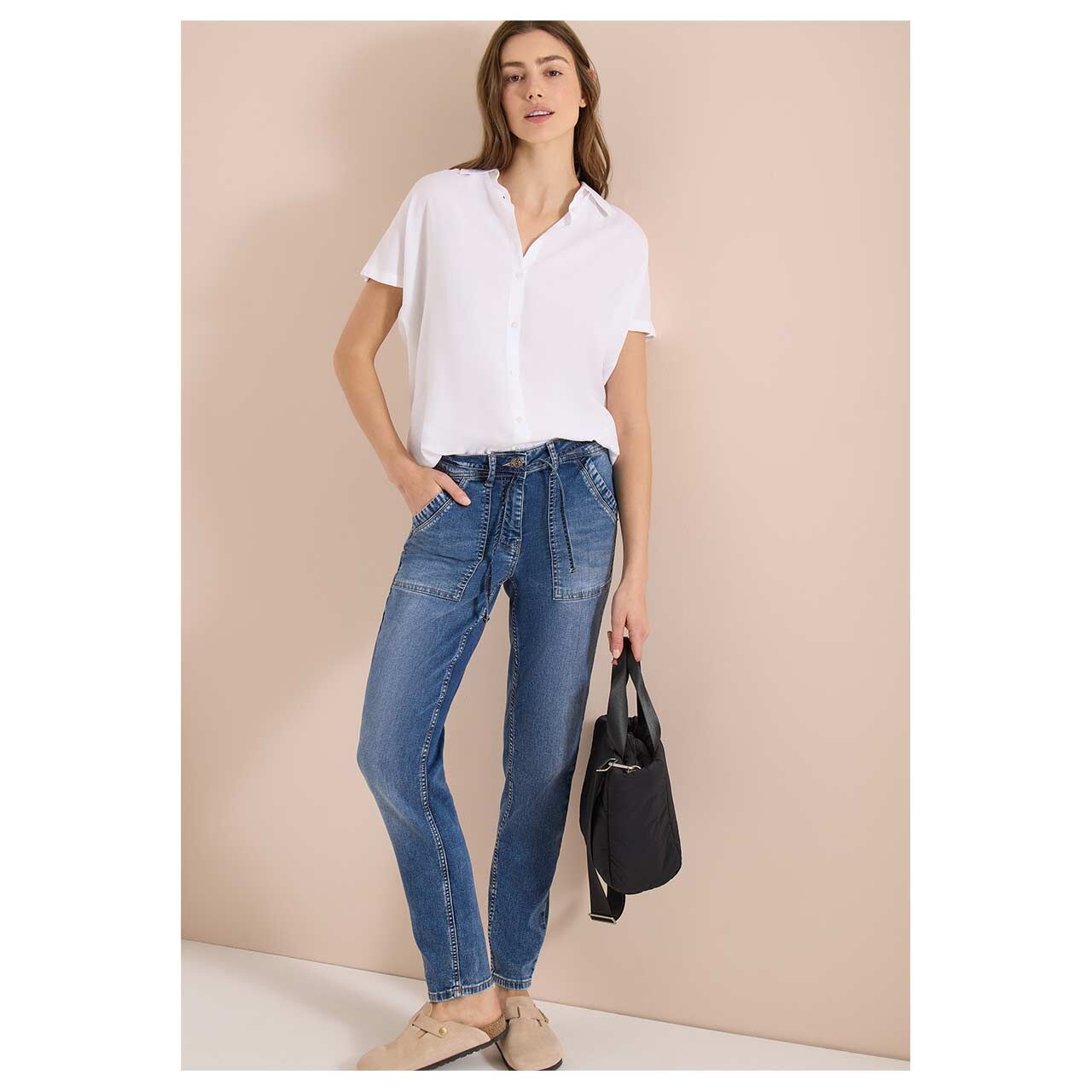 Damenjeans Tracey Jogg von Cecil in Blau angewaschen, Ganzkörperansicht am Model