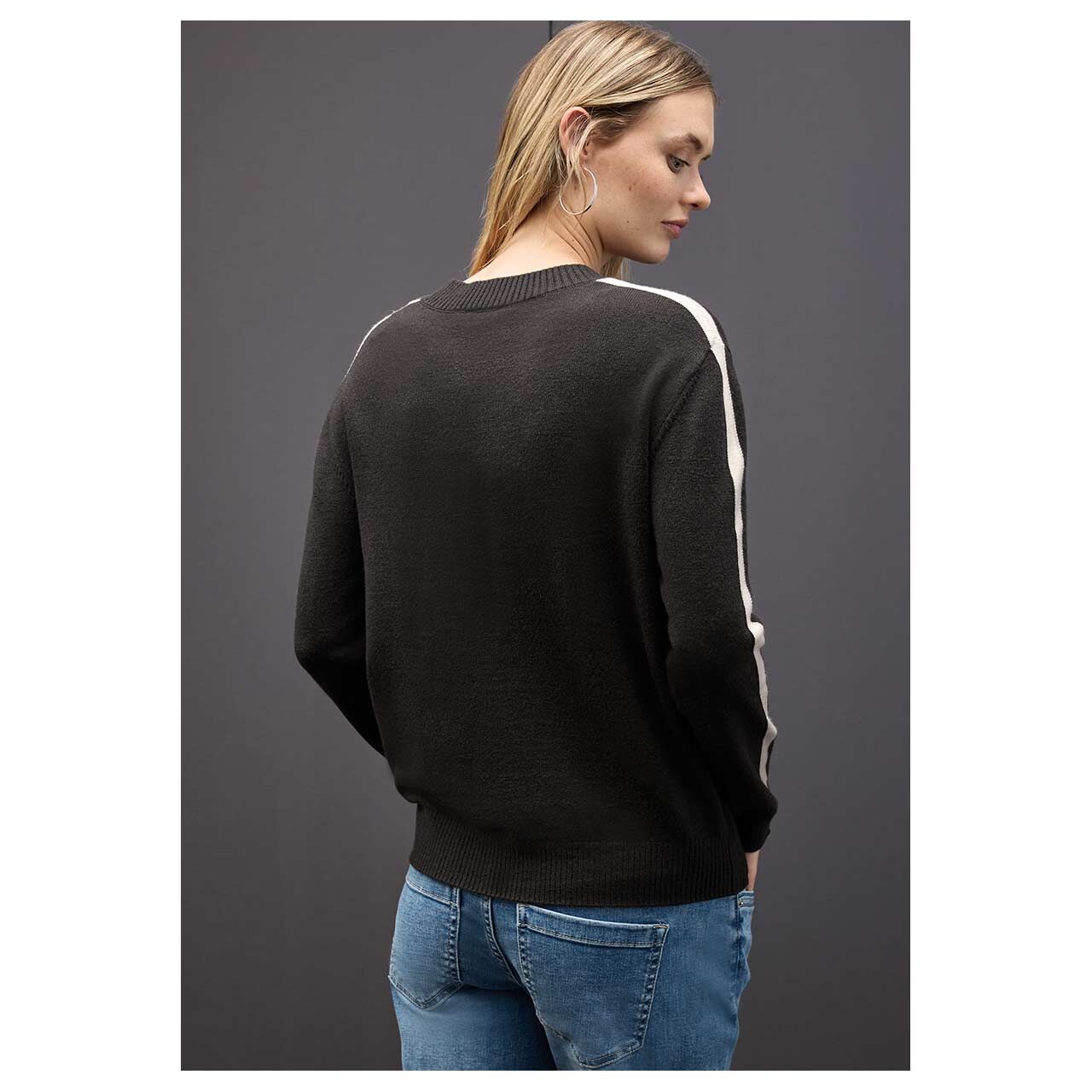Damen Pullover Cosy Gallon Sweater von Street One in Dunkelbraun, Rückansicht am Model