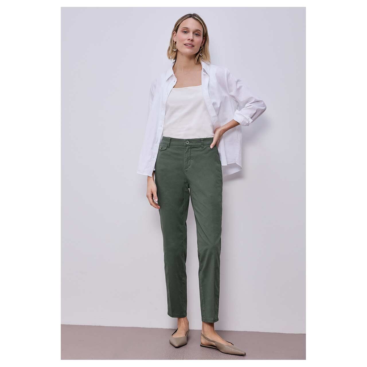 Damen Ankle Chinohose Peach Twill von Street One in Olivgrün, Ganzkörperansicht am Model