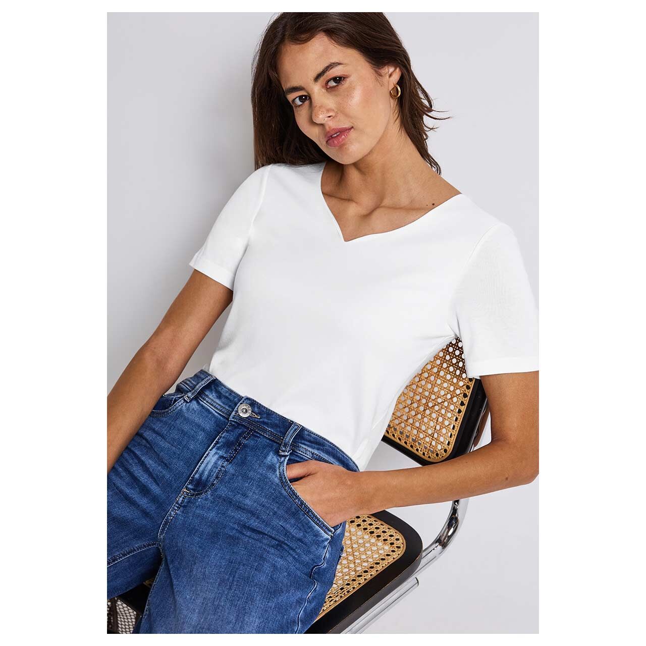 Damen T-Shirt Heart Neckline von Street One in Weiß, detaillierte Vorderansicht am Model