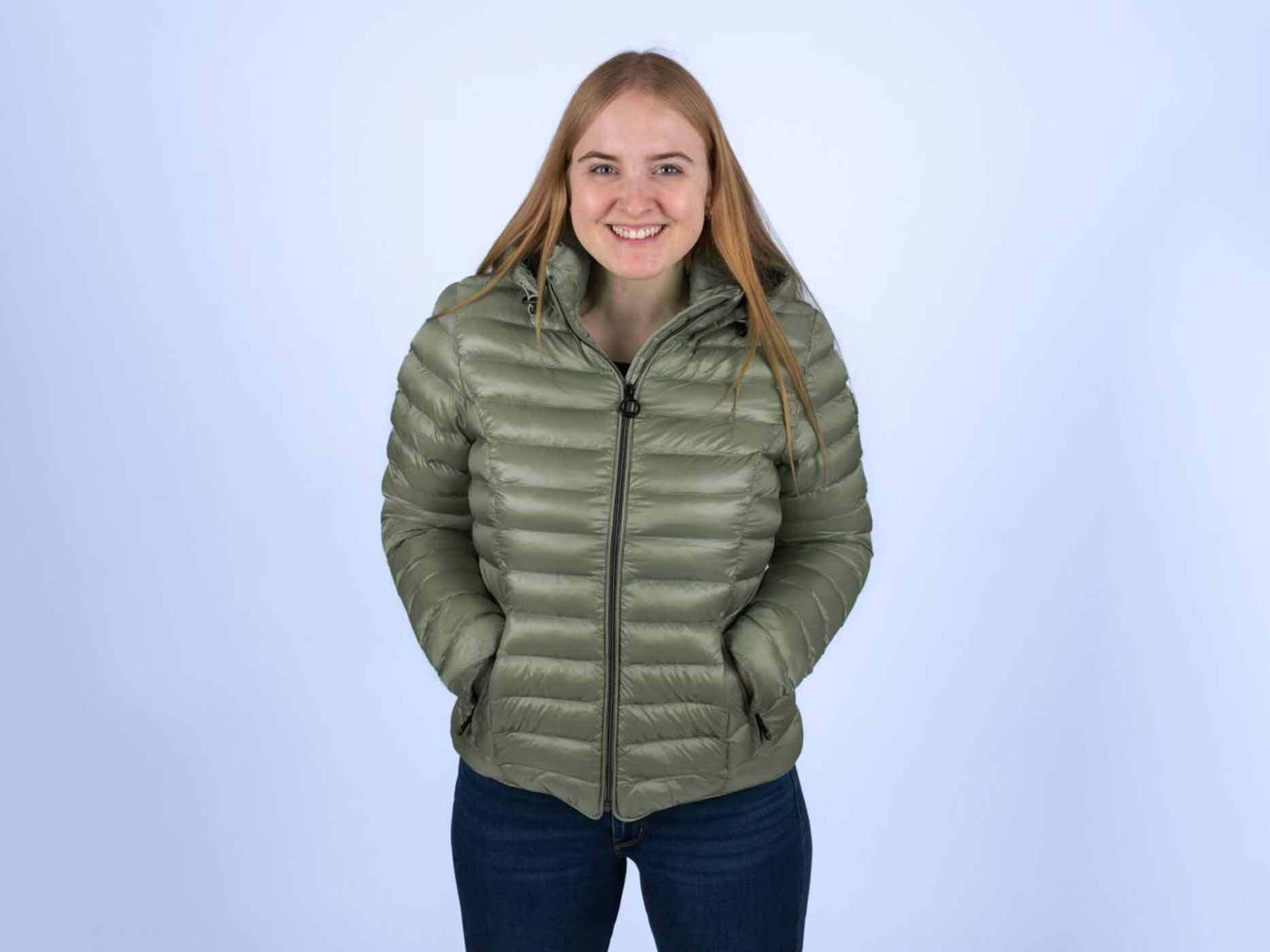 Junge Frau mit der Wellensteyn Damenjacke Italy Hood in Salbeigr&uuml;n.