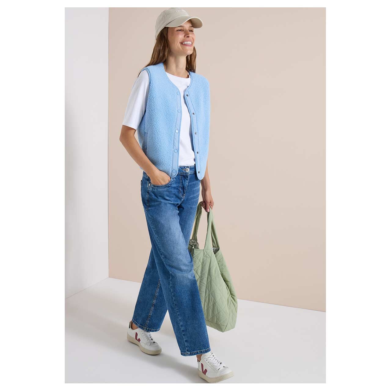 Damen Weste Teddy Solid Matmix Vest von Cecil in Hellblau, Ganzkörperansicht am Model