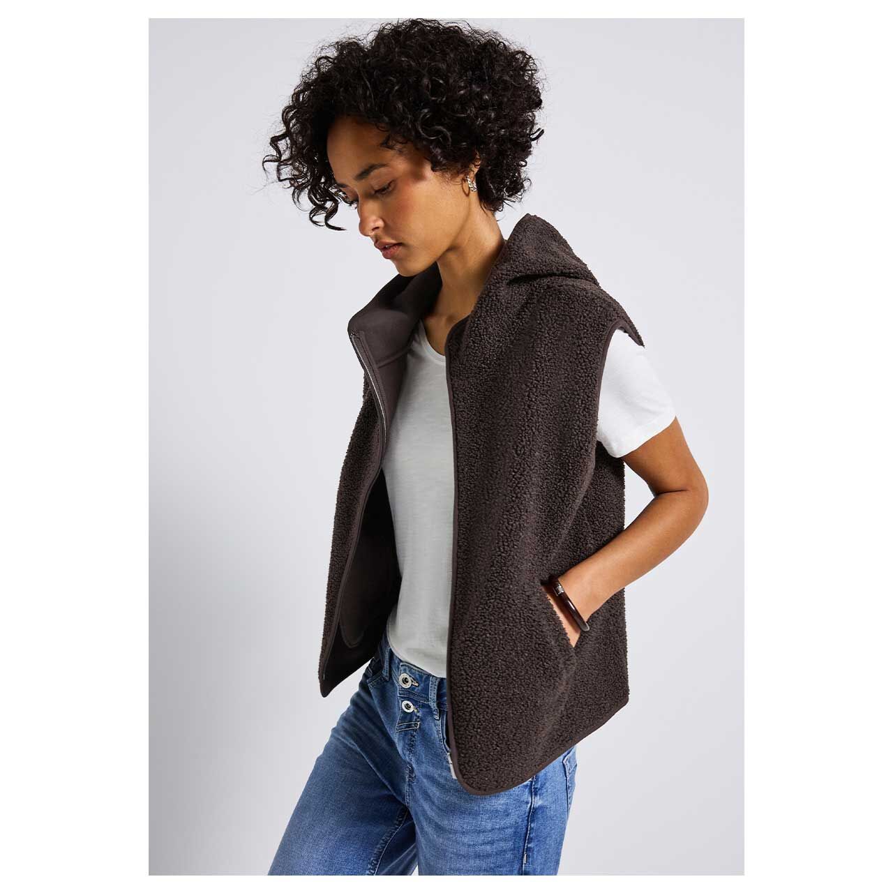 Damen Hoodie Teddy Weste von Street One in Dunkelbraun, Vorderansicht am Model