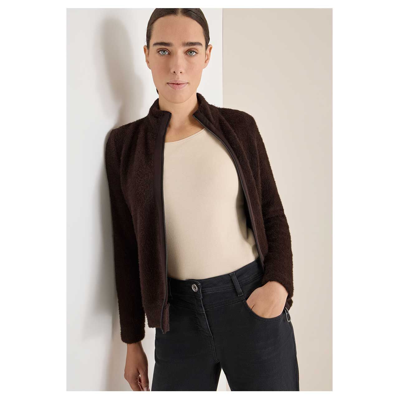 Damen Shirtjacke Feather Yarn Jacket von Cecil in Dunkelbraun, Detailansicht vorne am Model