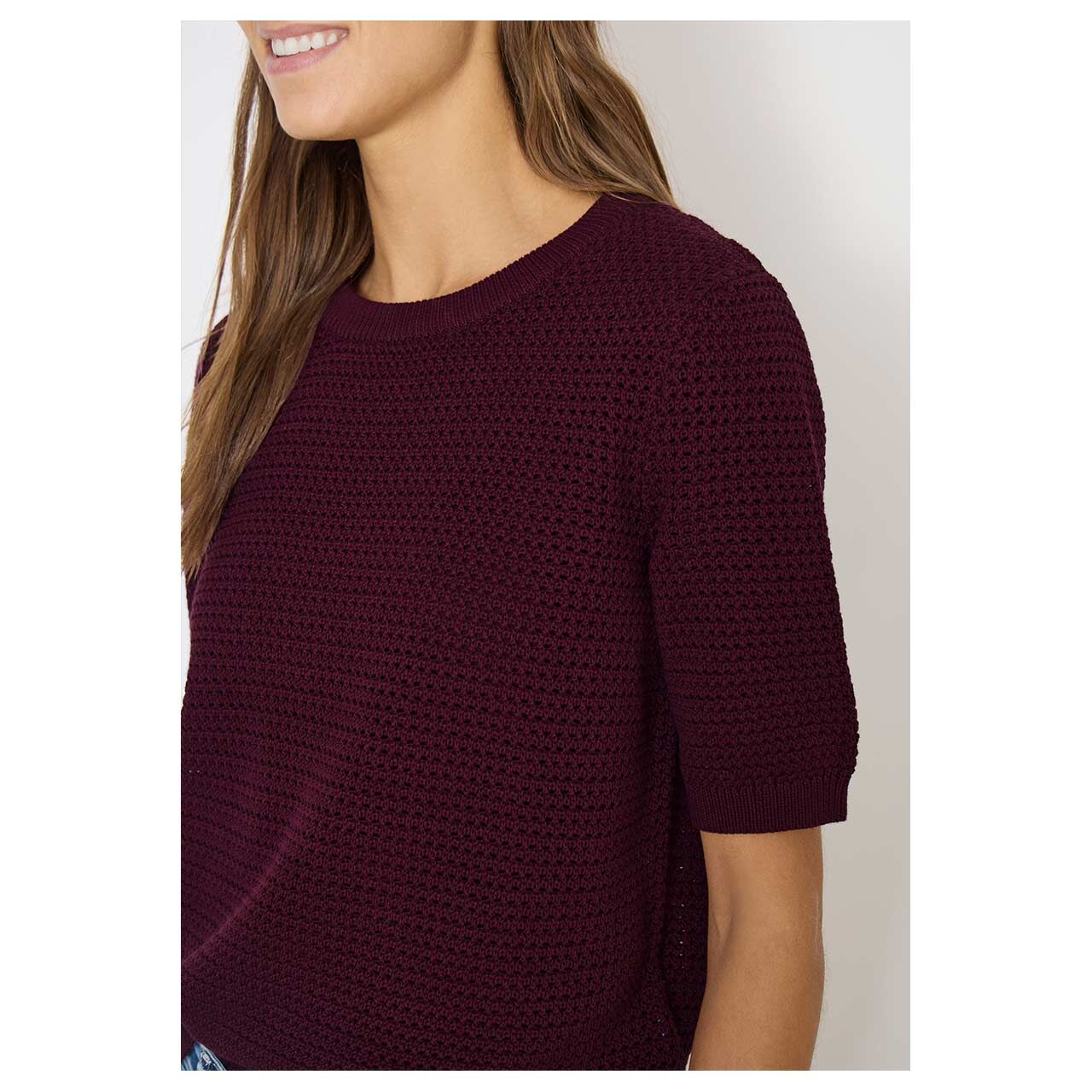 Damen Kurzarm Pullover Structured Roundneck von Cecil in Weinrot, detaillierte Seitenansicht am Model