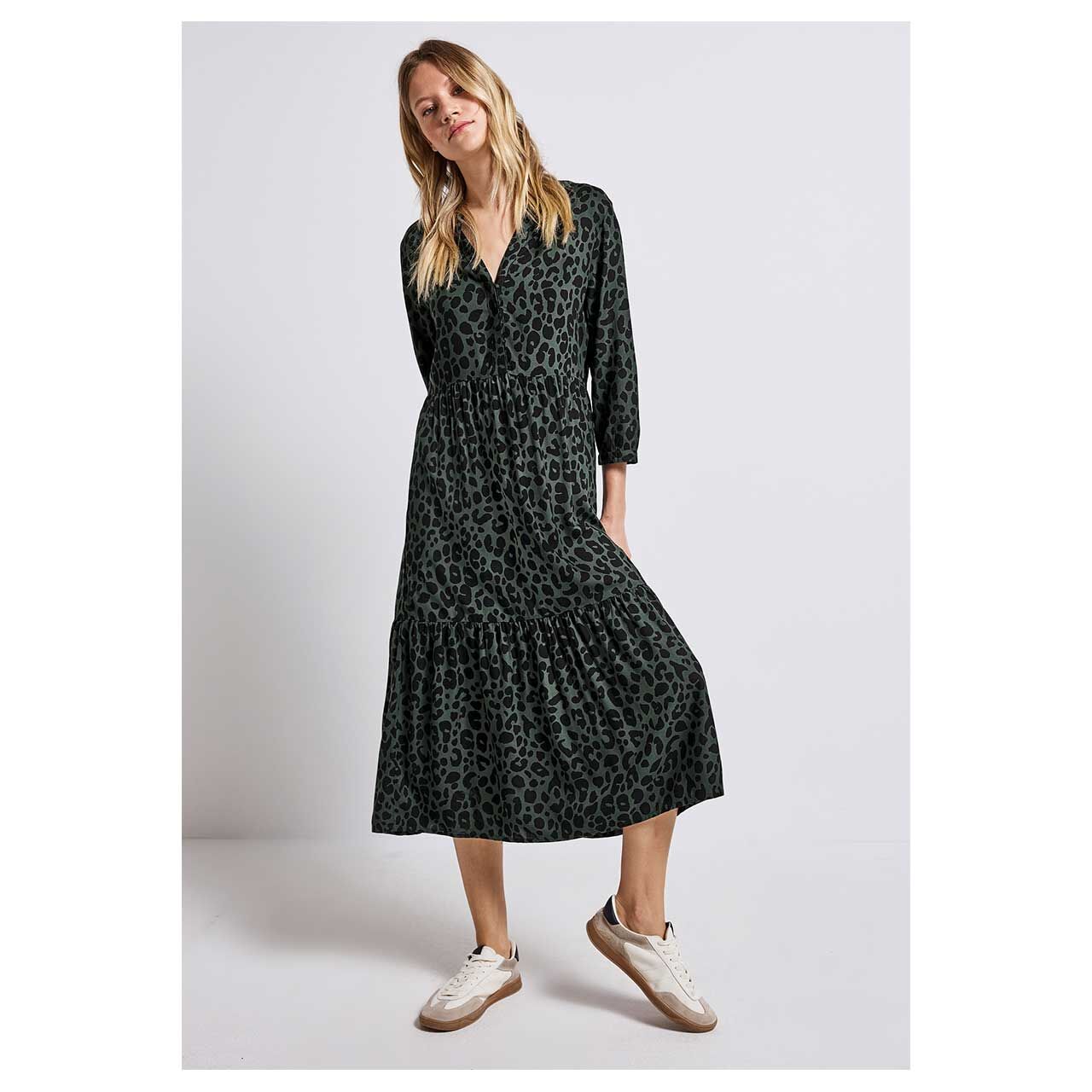 Damen 3/4 Arm Kleid Volant Dress von Street One in Dunkelgrün mit Leo-Print, Gesamtansicht getragen