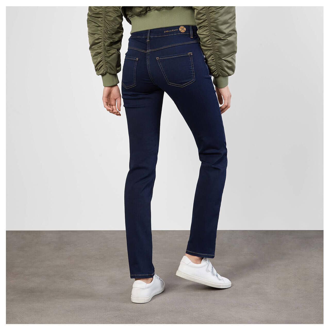 mac-dream-jeans-dark-washed-d826-model-hinten Stretch Damenjeans Dream von MAC in Dunkelblau, Rückansicht am Modell