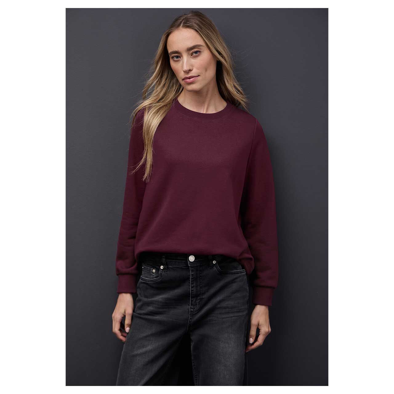 Damen Sweatshirt Crewneck Sweater von Street One in Weinrot, Ganzkörperansicht gestylt am Model