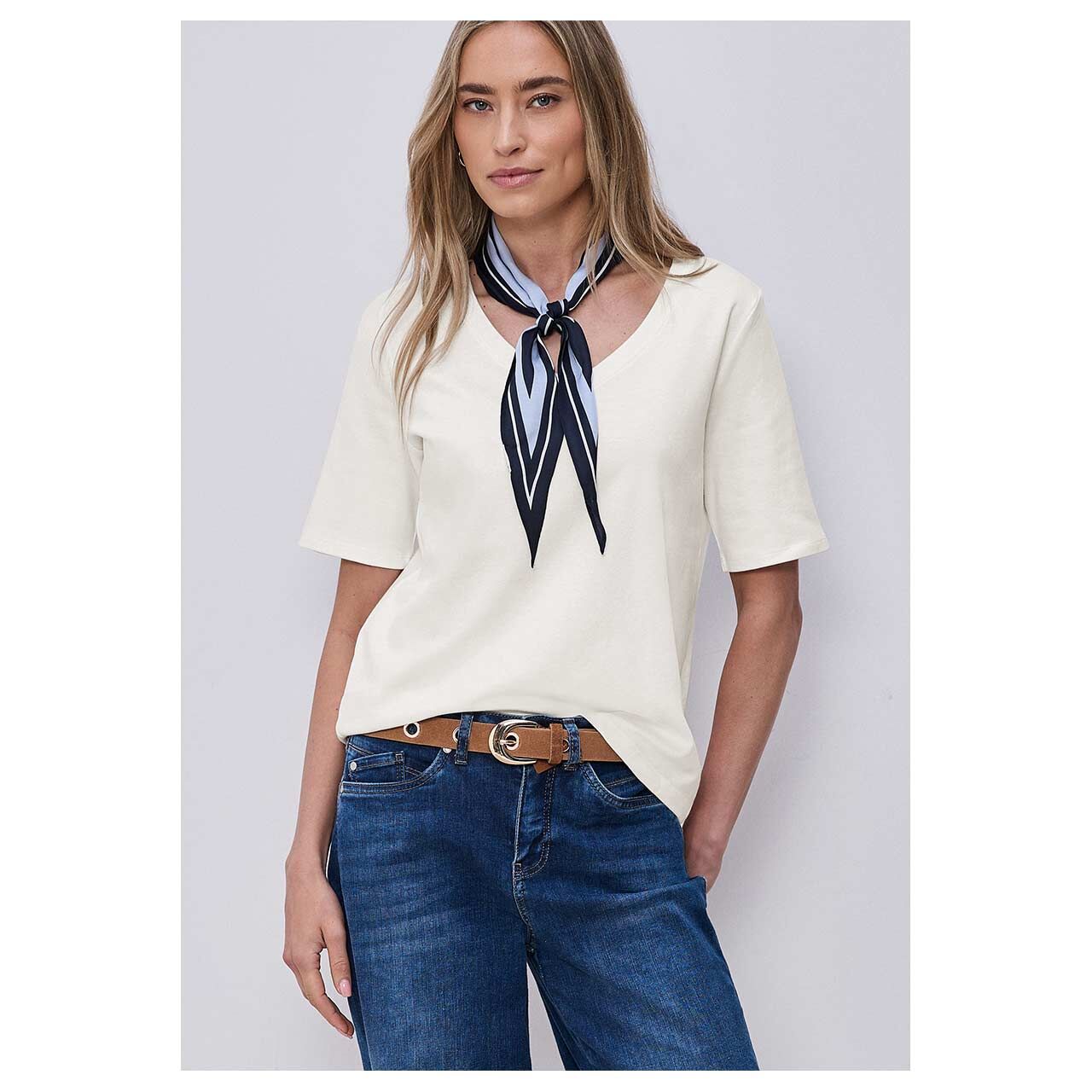 Damen T-Shirt Basic V-Neck von Street One in Cremeweiß, detaillierte Vorderansicht am Model